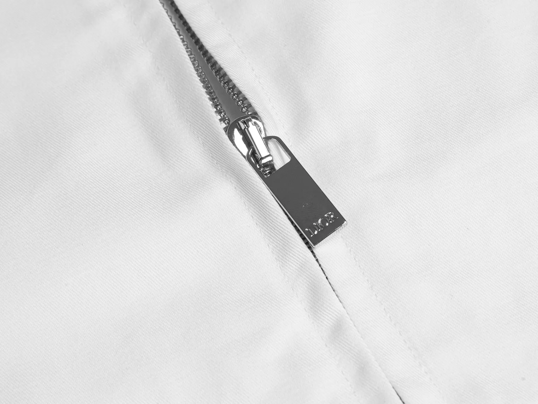 🅿️660 (only high-quality products🔥ZP version, no pressure to get in and out of the cabinet) -Dior official website models are released at the same time. Bomber jackets made of finely embroidered letters and woven fabrics are the same for men and women. -YB molded fabric details are the same. A full set of accessories are customized to distinguish the market currency. Welcome to compare -Color white -Code number 46 48 50 52