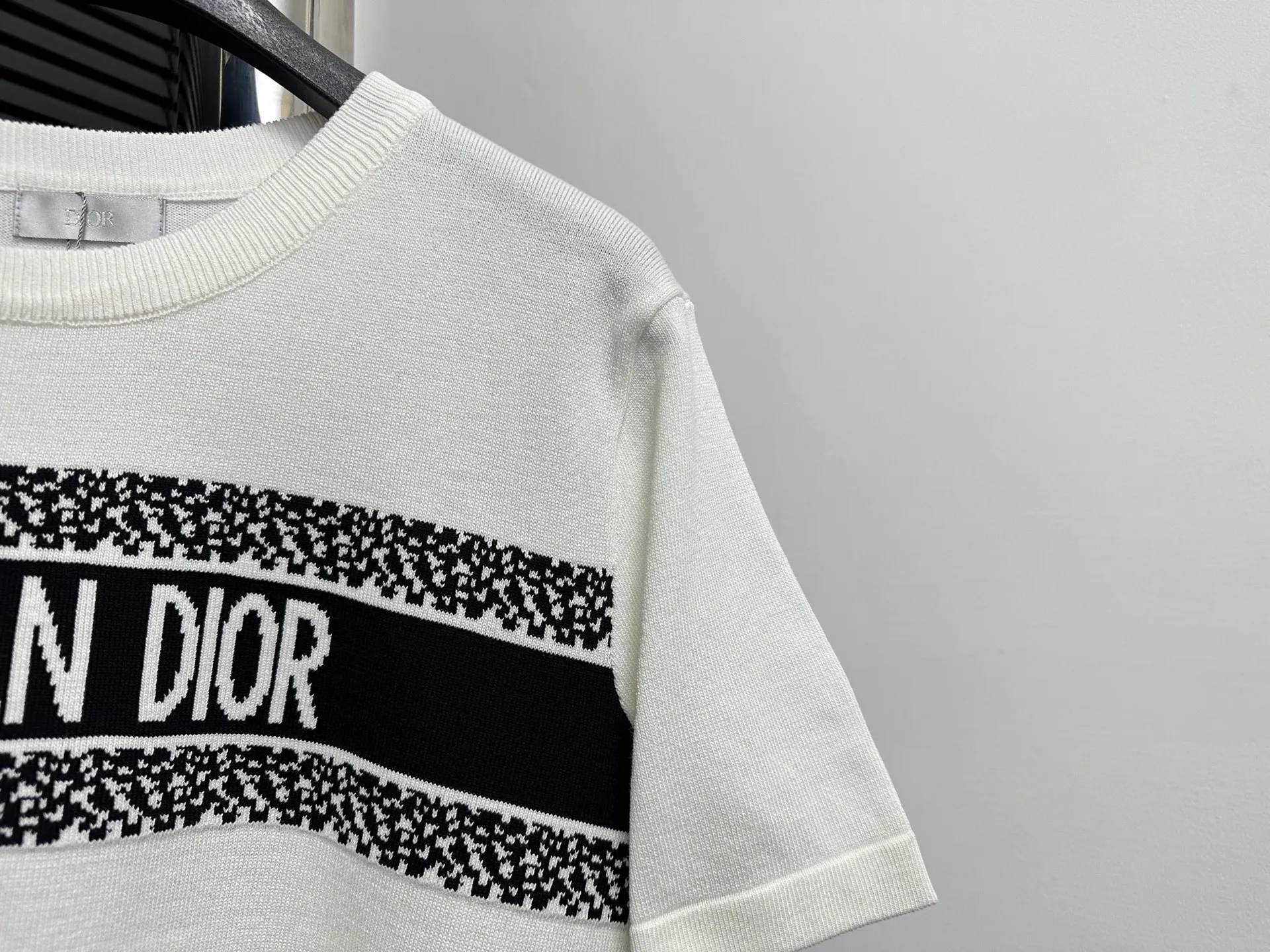 🅿️170 [DIOR] Dior jacquard knitted short-sleeved stretch slimming slim T-shirt half-sleeved for men and women. Dior classic series knitted short-sleeved, exquisite craftsmanship, silky and super breathable fabric, high-end and soft hand feel, spun yarn knitted elastic fabric, light and breathable without the slightest sense of restraint, high-quality knitting, complete with three standards Color: White Black Size: S M L XL