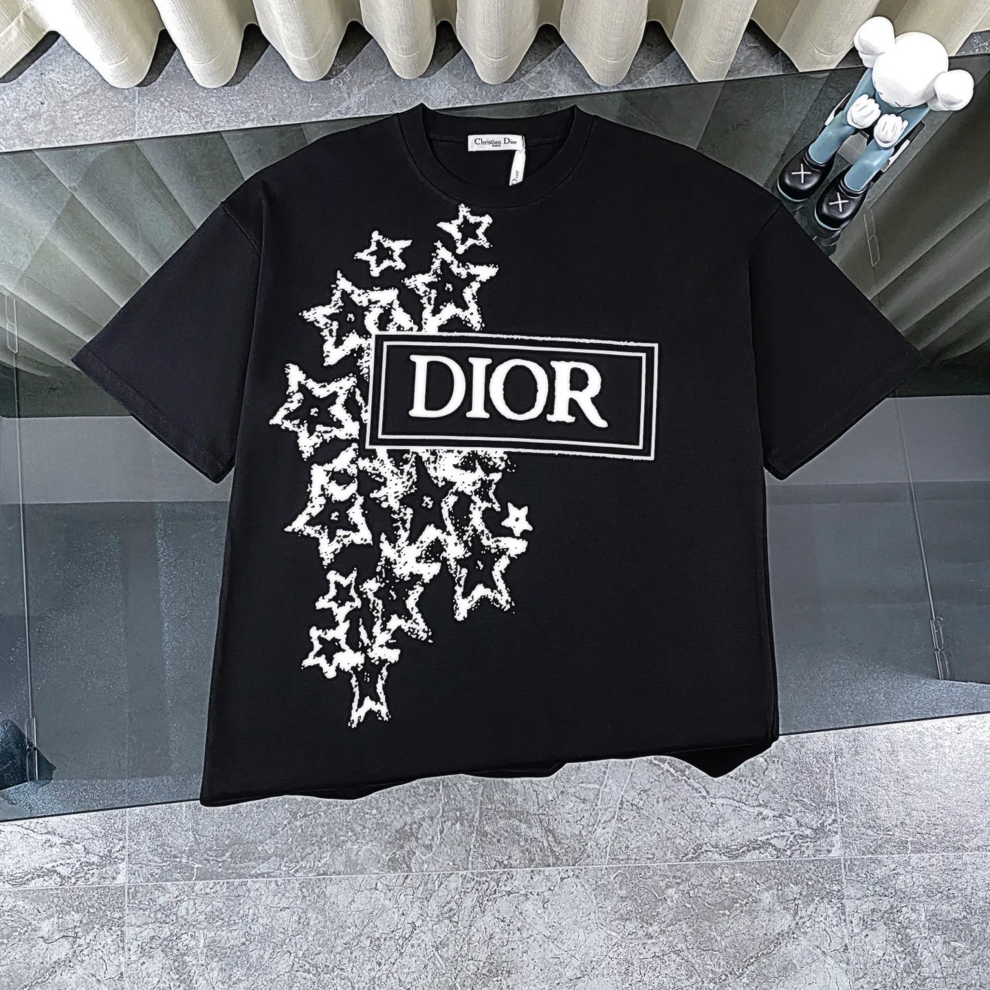 🅿️180 Dior 2025 new classic letter star printed short-sleeved round neck T-shirt. Fabric: 310 heavyweight pure cotton, feel free to compare. Made of specific heavyweight 32S fine cotton jersey fabric, 280g weight; with 32s+70D drawbar thread, 280g: 95/fine cotton*5% spandex double yarn rib. The worsted cotton material is light, thin and breathable, with a strong cotton feel on the hand and strong breathability and moisture absorption; the threads are woven into combed cotton fabric using a blending process, making the fabric very soft to the touch. The worsted cotton material is light and breathable, has a strong cotton feel on the hand, is breathable and hygroscopic; it is not easy to wrinkle and does not require special care. 32-needle high-end textile imported from the rib, 70D ultra-fine elastic stitching, nearly non-feeling stitching, comfortable and fit the body shape.  A full set of new Dior accessories, suitable for both men and women. Color: white, black. Size: S-XL