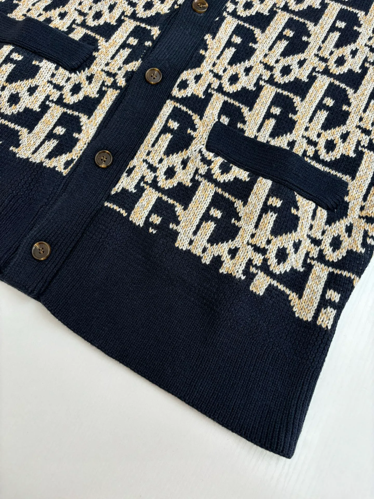 🅿️460 Dio*/Dior 25FW all-over printed jacquard cardigan sweater The dyed yarn is made of 80% cashmere and 20% wool blended three-yarn yarns, twisted into strands, and the jacquard part is made of yarns of various colors. It is made of imported German Stoll fabrics. The imported 7-needle jacquard craft yarn is clear and textured. There are obvious wool fibers on the surface. The special hemless design perfectly matches the macaron color upper body. The whole body is jacquard. Every letter is counterpointed. The buttons are made of natural open molded horn buttons. Size: S/M/L