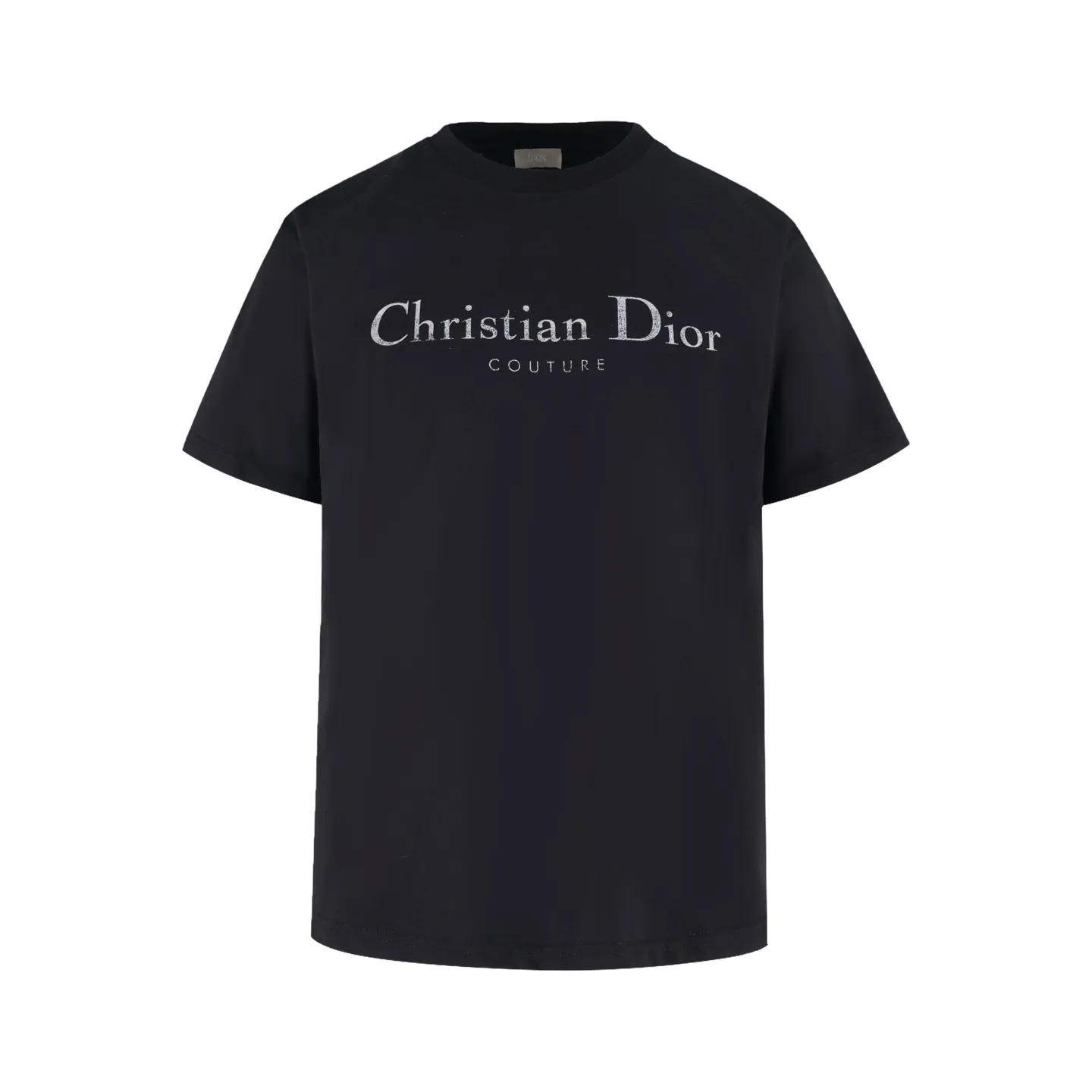 🅿️260 [Exclusive supply] CD distressed printed short-sleeves (black) originally purchased at 7700, made of 10S encrypted and reinforced 250G cotton and linen fabric, with 26S1×1 thread. The printing effect has a subtle blur design effect, and the film screen is made of extremely fine gauze material. The points are adjusted and depicted on the film based on the actual object, and the restoration is difficult to produce. High-density dot printing is combined with specially adjusted dot glue, and the paste is fine and has good mesh passing properties. The pieces are designed with washed holes and irregular openings all over the body, giving simple garments a rebellious sense of destruction. The stone grinding washing process locates the holes, and the ready-to-wear products use the stone grinding machine laser positioning to manually destroy the wear effect. Every wear and tear is made by hand, so that the natural wear and tear of the fabric achieves the most harmonious visual effect. After being washed by stone grinding, it can show a rich retro atmosphere. The classic round neck is a loose fit, the upper body is crisp and stylish, the color is simple, it is classic, durable and versatile, the hem has a slit design, and the printing position is in the upper center, which can enhance the visual center of gravity and effectively elongate the body proportions. Size:S-M-L