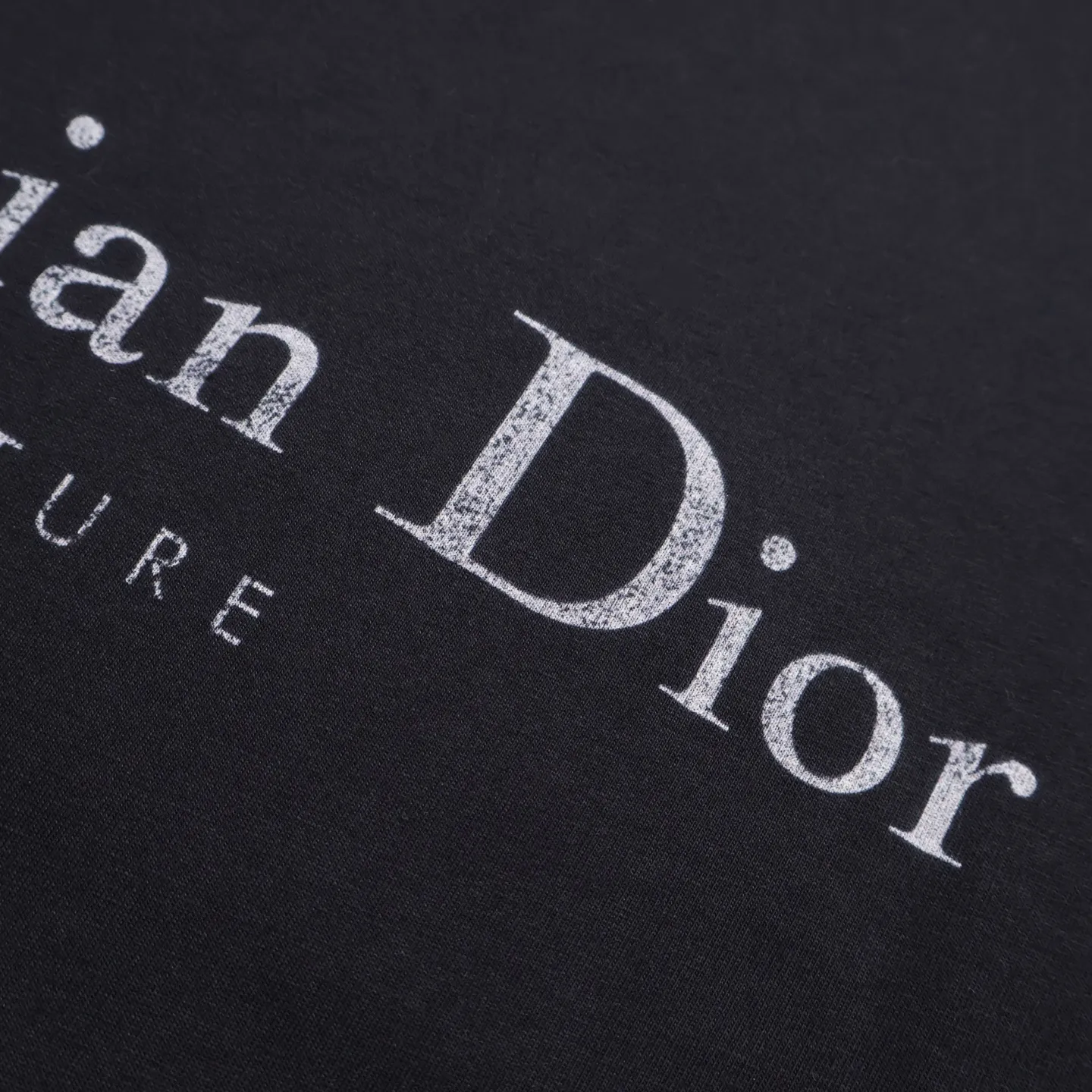 🅿️260 [Exclusive supply] CD distressed printed short-sleeves (black) originally purchased at 7700, made of 10S encrypted and reinforced 250G cotton and linen fabric, with 26S1×1 thread. The printing effect has a subtle blur design effect, and the film screen is made of extremely fine gauze material. The points are adjusted and depicted on the film based on the actual object, and the restoration is difficult to produce. High-density dot printing is combined with specially adjusted dot glue, and the paste is fine and has good mesh passing properties. The pieces are designed with washed holes and irregular openings all over the body, giving simple garments a rebellious sense of destruction. The stone grinding washing process locates the holes, and the ready-to-wear products use the stone grinding machine laser positioning to manually destroy the wear effect. Every wear and tear is made by hand, so that the natural wear and tear of the fabric achieves the most harmonious visual effect. After being washed by stone grinding, it can show a rich retro atmosphere. The classic round neck is a loose fit, the upper body is crisp and stylish, the color is simple, it is classic, durable and versatile, the hem has a slit design, and the printing position is in the upper center, which can enhance the visual center of gravity and effectively elongate the body proportions. Size:S-M-L