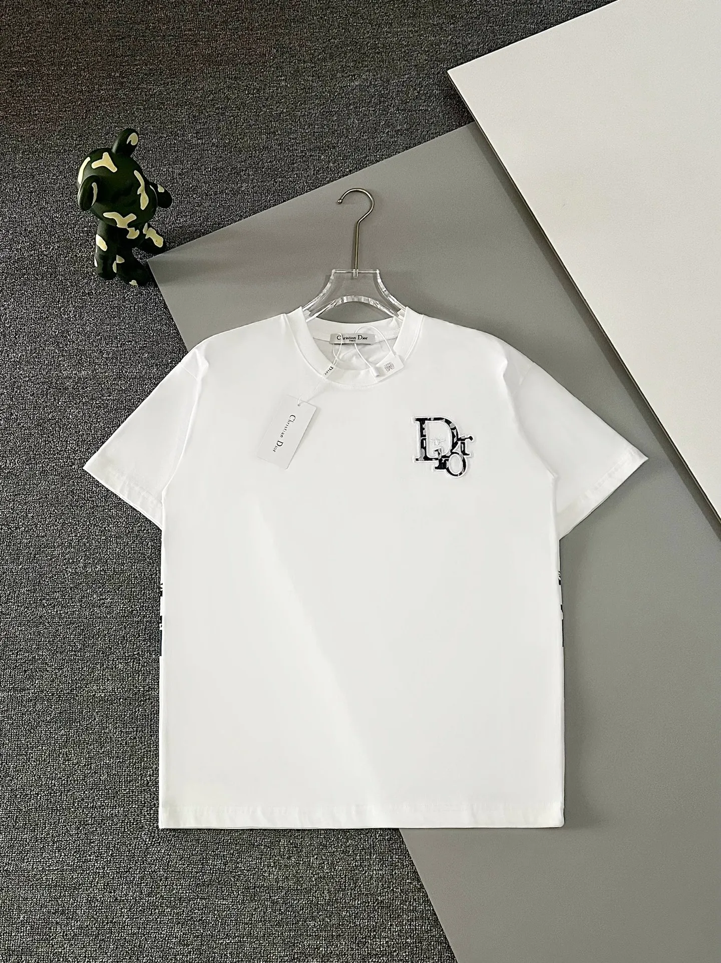 🅿️190 top replica ⭐Dior🔥dior 25SS new heavy industry pure cotton basic version patch three-dimensional embossed short-sleeved half-sleeved T-shirt The Dior brand letters on the front chest, the oversized logo on the back, and the contrasting horizontal stripe pattern are all made of highly demanding patches and permanent three-dimensional embossing. They are seamlessly inlaid and integrated into one body. The level of replica craftsmanship is extremely high. It is made of 280-gram heavy-washed pure cotton fabric, which does not shrink or deform. The feel and texture are all of the highest quality, which is different from the inferior scrawled versions on the market. The tailoring is impeccable and the three standards are complete. Same style for men and women. Size: S-xL Color: black white