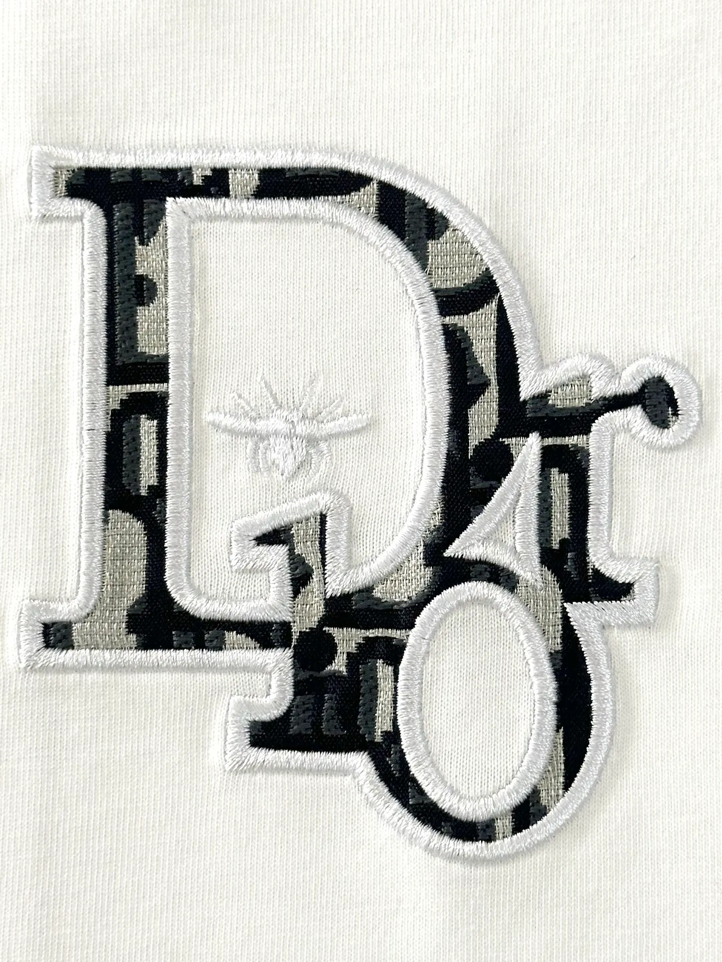 🅿️190 top replica ⭐Dior🔥dior 25SS new heavy industry pure cotton basic version patch three-dimensional embossed short-sleeved half-sleeved T-shirt The Dior brand letters on the front chest, the oversized logo on the back, and the contrasting horizontal stripe pattern are all made of highly demanding patches and permanent three-dimensional embossing. They are seamlessly inlaid and integrated into one body. The level of replica craftsmanship is extremely high. It is made of 280-gram heavy-washed pure cotton fabric, which does not shrink or deform. The feel and texture are all of the highest quality, which is different from the inferior scrawled versions on the market. The tailoring is impeccable and the three standards are complete. Same style for men and women. Size: S-xL Color: black white