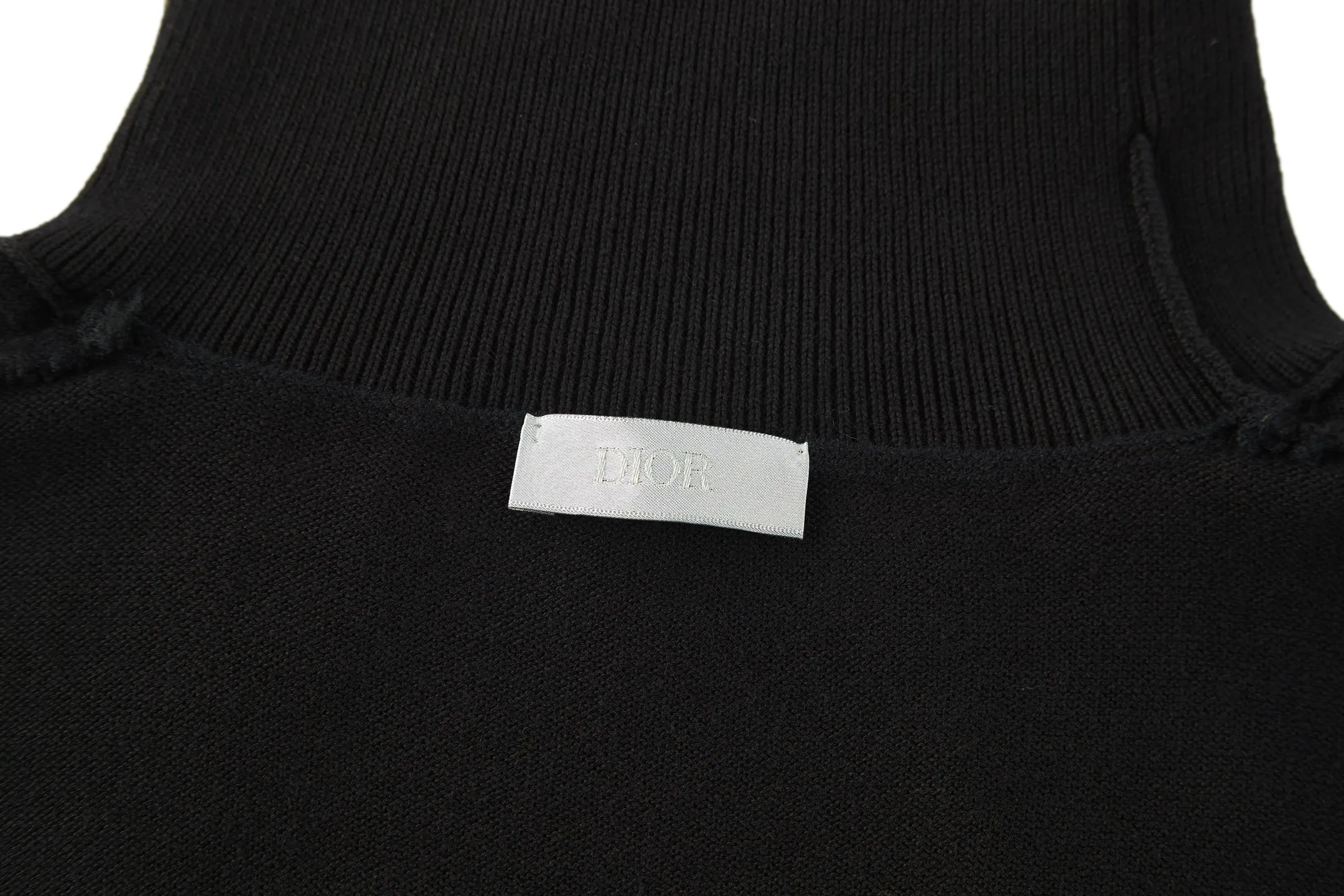 🅿️460 [Exclusive supply] CD Little Bee embroidered turtleneck bottoming sweater. The original version was purchased and developed by 6347. The fabric is made of 75% cashmere and 25% cotton. The upper body of this type of garment has a certain warmth-keeping effect and a soft feeling on the upper body. The embroidery uses 3D three-dimensional embroidery, and the embroidery effect is perfectly restored by imported machines. The color and size are consistent with the original version. This CD sweater is a new take on a classic piece. Crafted from black cashmere jersey, it's uniquely embroidered with a 3D Bee logo embroidered on the front. Designed with a high collar and regular fit, it can be easily worn with tailored trousers for a stylish look. Size:S-M-L-XL