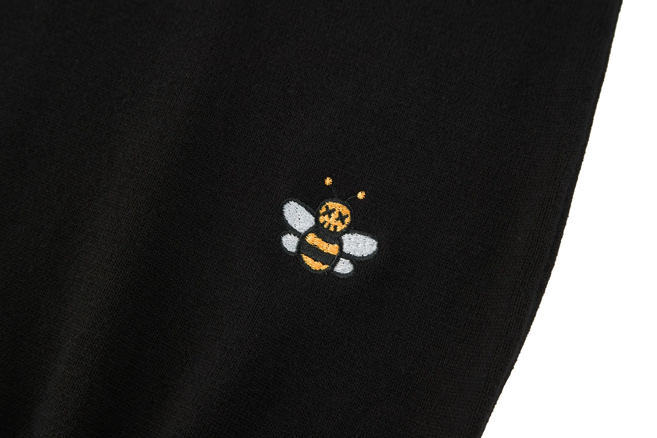 🅿️460 [Exclusive supply] CD Little Bee embroidered turtleneck bottoming sweater. The original version was purchased and developed by 6347. The fabric is made of 75% cashmere and 25% cotton. The upper body of this type of garment has a certain warmth-keeping effect and a soft feeling on the upper body. The embroidery uses 3D three-dimensional embroidery, and the embroidery effect is perfectly restored by imported machines. The color and size are consistent with the original version. This CD sweater is a new take on a classic piece. Crafted from black cashmere jersey, it's uniquely embroidered with a 3D Bee logo embroidered on the front. Designed with a high collar and regular fit, it can be easily worn with tailored trousers for a stylish look. Size:S-M-L-XL