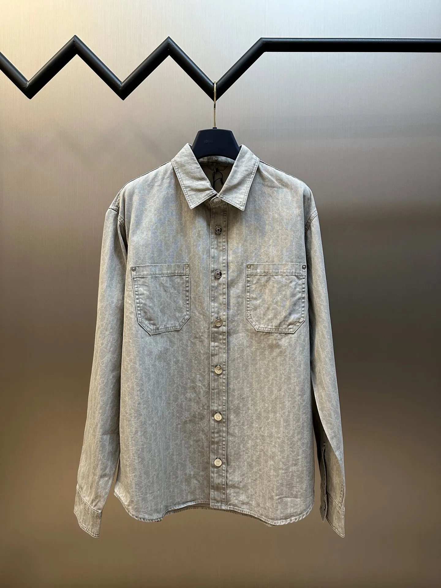 🅿️600 Dior space-dyed yarn discharge printing shirt. The fabric is made of 40s double-ply fine beaded sail cotton. The color of bulk fabric is dyed according to the original coloring. It is made by batik technology. The open circle mesh CD letter pattern is made of imported slurry and active discharge printing process. The ready-made garments are washed with enzyme rollers. Matching aluminum alloy disc with letter I-shaped buckle size: xs s m l