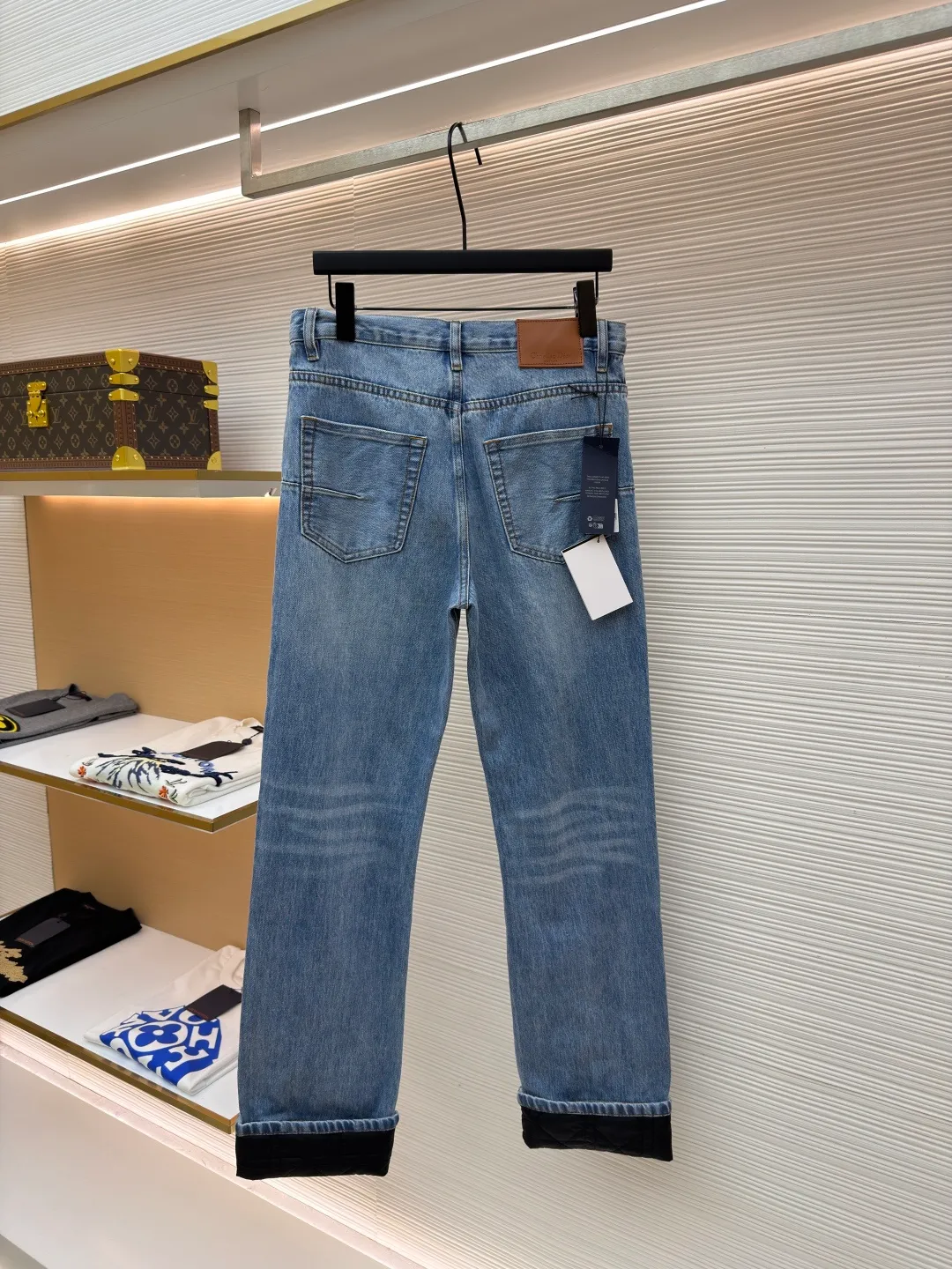 Dior cotton cannage pattern contrast trouser jeans ●Original version: purchased and developed by 8311 ●Item number: 1682363-B60 ●Fabric: denim fabric ●Technology: washed production ●Color: blue ●Type: fitted version ●Weight: about 675 grams ●Size: 30-31-32-33-34-36 ●Description: These Louis Vuitton washed jeans are made of 12oz heavy-weight denim fabric, which has been treated with dual processes of stonewashing and enzyme washing to form a natural light blue distressed effect. The fabric retains the crisp texture of the denim while increasing its softness and is not prone to pilling and deformation. The trousers adopt a classic five-pocket structure. The front pockets and back patch pockets are reinforced with double-needle stitching, and the edges of the pockets are frayed to echo the overall retro style. The placket is equipped with customized metal buttons and zippers, and the metal accessories are nickel-plated, which is anti-oxidation and has a high-quality texture. The trouser legs are designed with cuffs, and the inside is spliced ​​with black suede fabric. The width of the cuffs is precisely cut to enhance the layering of the look. The overall shape is straight, and the leg lines are optimized through three-dimensional tailoring. The side seams and inner seams are embedded with clip technology, and the stitching is smooth to reduce wearing friction. Every detail has been strictly quality controlled to take into account both retro style and wearing comfort. The overall wiring is straight and delicate, the fabric is comfortable and soft, and the color is consistent without color difference. It can be matched with the same style to create a fashionable look and control various occasions. Customized accessories, complete with three standards, same style for men and women!