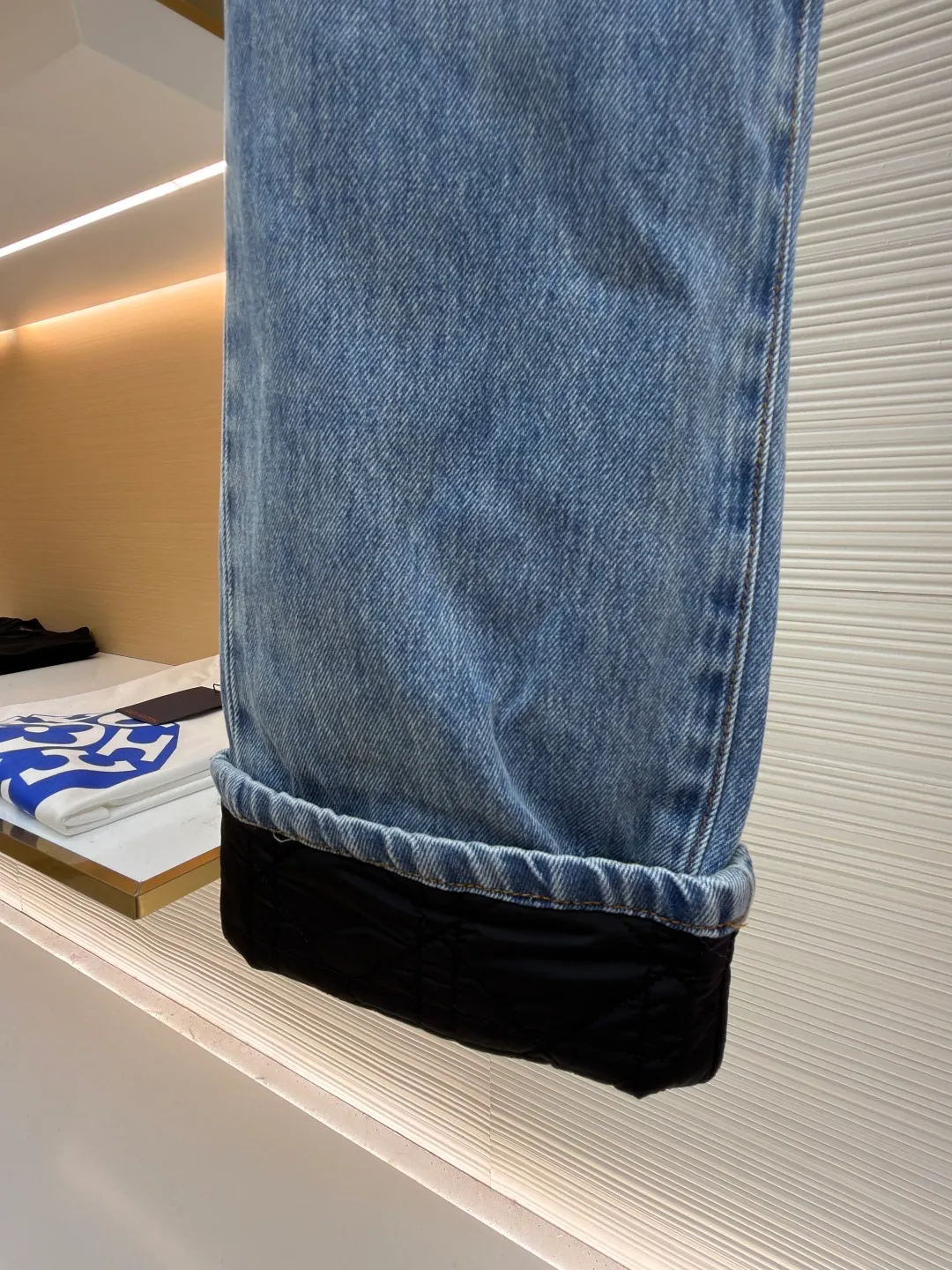 Dior cotton cannage pattern contrast trouser jeans ●Original version: purchased and developed by 8311 ●Item number: 1682363-B60 ●Fabric: denim fabric ●Technology: washed production ●Color: blue ●Type: fitted version ●Weight: about 675 grams ●Size: 30-31-32-33-34-36 ●Description: These Louis Vuitton washed jeans are made of 12oz heavy-weight denim fabric, which has been treated with dual processes of stonewashing and enzyme washing to form a natural light blue distressed effect. The fabric retains the crisp texture of the denim while increasing its softness and is not prone to pilling and deformation. The trousers adopt a classic five-pocket structure. The front pockets and back patch pockets are reinforced with double-needle stitching, and the edges of the pockets are frayed to echo the overall retro style. The placket is equipped with customized metal buttons and zippers, and the metal accessories are nickel-plated, which is anti-oxidation and has a high-quality texture. The trouser legs are designed with cuffs, and the inside is spliced ​​with black suede fabric. The width of the cuffs is precisely cut to enhance the layering of the look. The overall shape is straight, and the leg lines are optimized through three-dimensional tailoring. The side seams and inner seams are embedded with clip technology, and the stitching is smooth to reduce wearing friction. Every detail has been strictly quality controlled to take into account both retro style and wearing comfort. The overall wiring is straight and delicate, the fabric is comfortable and soft, and the color is consistent without color difference. It can be matched with the same style to create a fashionable look and control various occasions. Customized accessories, complete with three standards, same style for men and women!