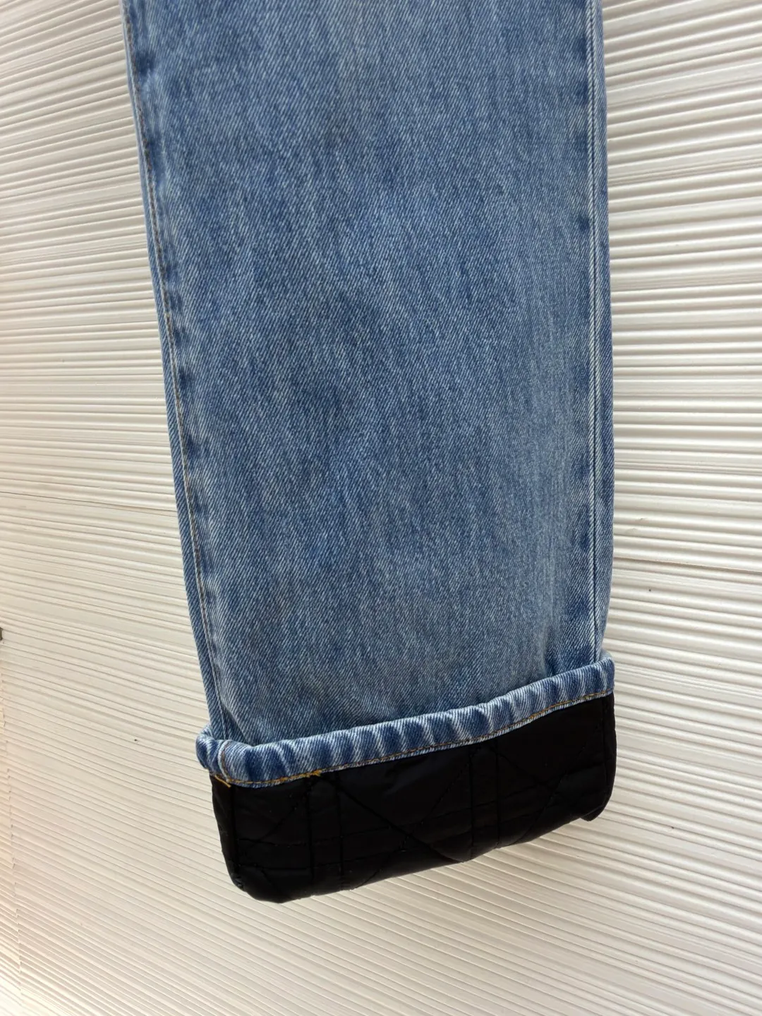 Dior cotton cannage pattern contrast trouser jeans ●Original version: purchased and developed by 8311 ●Item number: 1682363-B60 ●Fabric: denim fabric ●Technology: washed production ●Color: blue ●Type: fitted version ●Weight: about 675 grams ●Size: 30-31-32-33-34-36 ●Description: These Louis Vuitton washed jeans are made of 12oz heavy-weight denim fabric, which has been treated with dual processes of stonewashing and enzyme washing to form a natural light blue distressed effect. The fabric retains the crisp texture of the denim while increasing its softness and is not prone to pilling and deformation. The trousers adopt a classic five-pocket structure. The front pockets and back patch pockets are reinforced with double-needle stitching, and the edges of the pockets are frayed to echo the overall retro style. The placket is equipped with customized metal buttons and zippers, and the metal accessories are nickel-plated, which is anti-oxidation and has a high-quality texture. The trouser legs are designed with cuffs, and the inside is spliced ​​with black suede fabric. The width of the cuffs is precisely cut to enhance the layering of the look. The overall shape is straight, and the leg lines are optimized through three-dimensional tailoring. The side seams and inner seams are embedded with clip technology, and the stitching is smooth to reduce wearing friction. Every detail has been strictly quality controlled to take into account both retro style and wearing comfort. The overall wiring is straight and delicate, the fabric is comfortable and soft, and the color is consistent without color difference. It can be matched with the same style to create a fashionable look and control various occasions. Customized accessories, complete with three standards, same style for men and women!