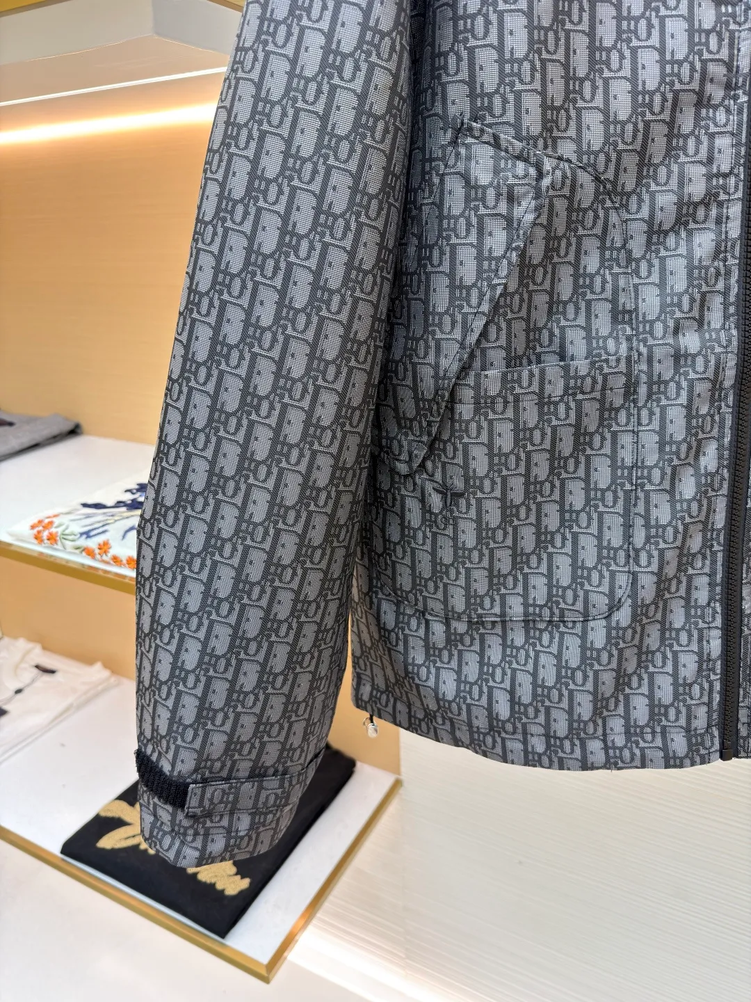 Dior Oblique full-width jacquard printed hooded jacket ●Original version: purchased and developed by 22785 ●Item number: 1681741-C45 ●Fabric: taffeta technical jacquard fabric ●Technology: printing production ●Color: gray ●Version: fitted version ●Weight: about 635 grams ●Size: S-M-L-XL ●Description: Carefully made of blue taffeta technical jacquard fabric, with front zipper closure, two flap pockets and two snap patch pockets, and a drawstring hood design for good protection. It is embellished with bee logo embroidery and can be matched with other Oblique printed items. The overall line is straight and delicate, the fabric is comfortable and soft, and the color is consistent without color difference. It can be matched with the same style to create a fashionable look and control various occasions. Customized accessories, complete with three labels, same style for men and women!