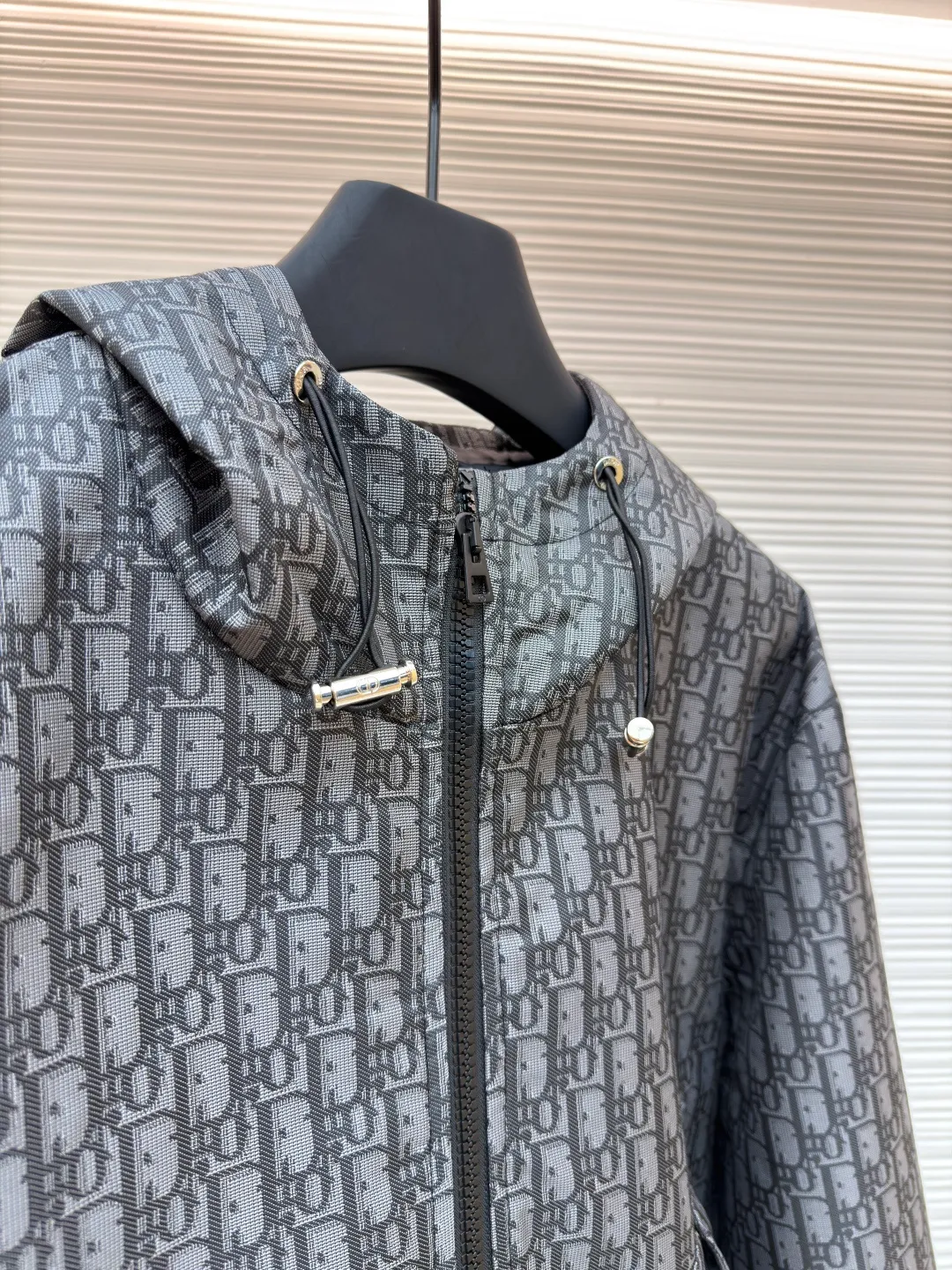 Dior Oblique full-width jacquard printed hooded jacket ●Original version: purchased and developed by 22785 ●Item number: 1681741-C45 ●Fabric: taffeta technical jacquard fabric ●Technology: printing production ●Color: gray ●Version: fitted version ●Weight: about 635 grams ●Size: S-M-L-XL ●Description: Carefully made of blue taffeta technical jacquard fabric, with front zipper closure, two flap pockets and two snap patch pockets, and a drawstring hood design for good protection. It is embellished with bee logo embroidery and can be matched with other Oblique printed items. The overall line is straight and delicate, the fabric is comfortable and soft, and the color is consistent without color difference. It can be matched with the same style to create a fashionable look and control various occasions. Customized accessories, complete with three labels, same style for men and women!