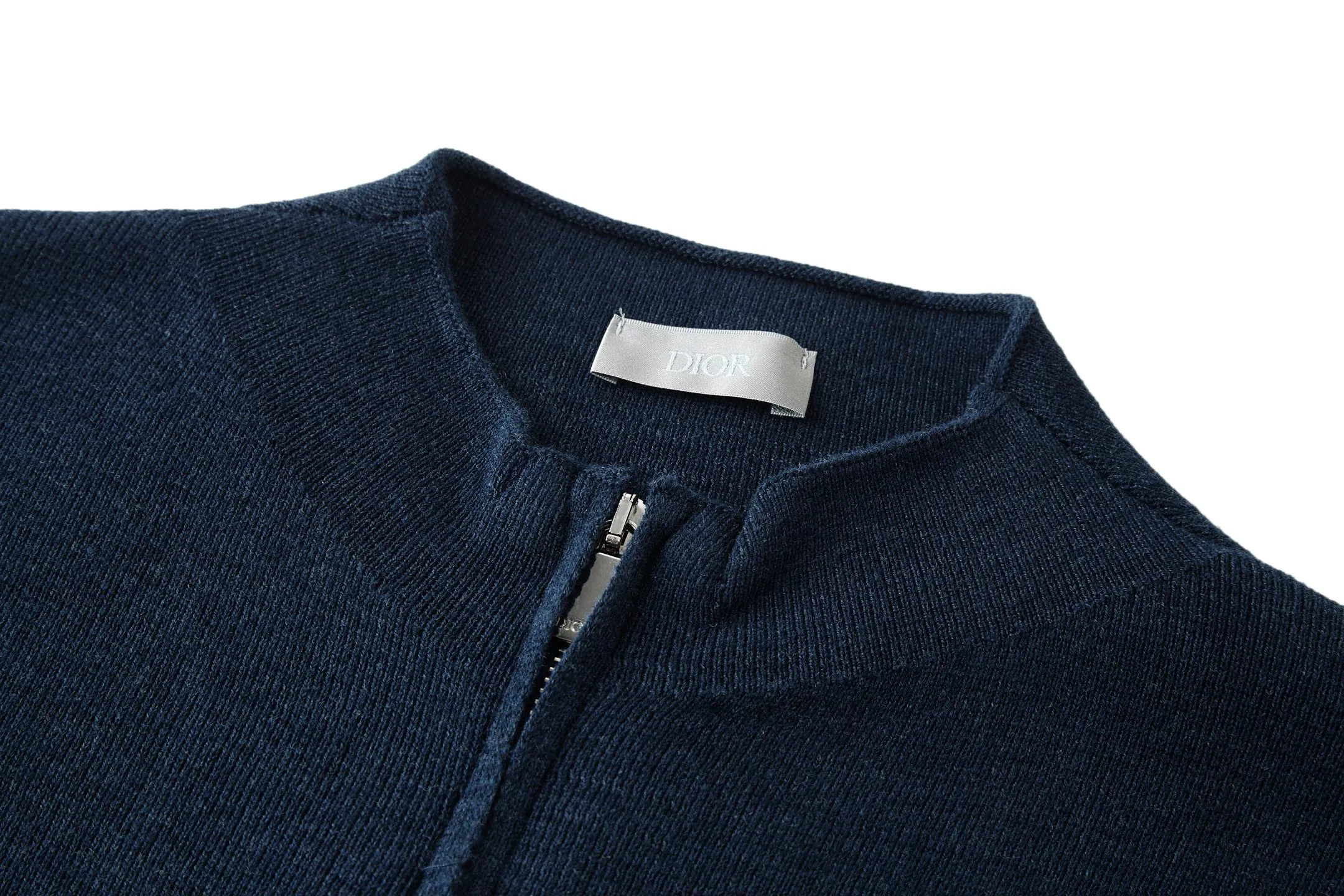 🅿️480 [Exclusive supply] CD 25FW chest logo zipper cardigan sweater (navy blue) The original version was purchased and developed for 17,000. The fabric is made of 50% soft wool and 50% combed cotton yarn. The zipper uses electroplated bright silver double sliders, with the DIOR logo laser engraved on the surface. The embroidery adopts 3D three-dimensional embroidery technology, and the reverse side is embroidered with composite glue, showing a 3D concave and convex visual sense on the surface. Garment washing - removing wool impurities - fixing the color - fixing the pattern. A new take on knitwear, the CD Icon sweater is an example of Dior's savoir-faire. Carefully crafted from black sheep wool knitted fabric, it is decorated with CD Icon debossed embroidery on the chest and zipper closure, making it unique. Warm and practical, it can be worn layered with a T-shirt. Decorated with a CD icon debossed embroidered stand collar on the chest, two-way zipper closure with Dior logo zip puller. Size:S-M-L-XL