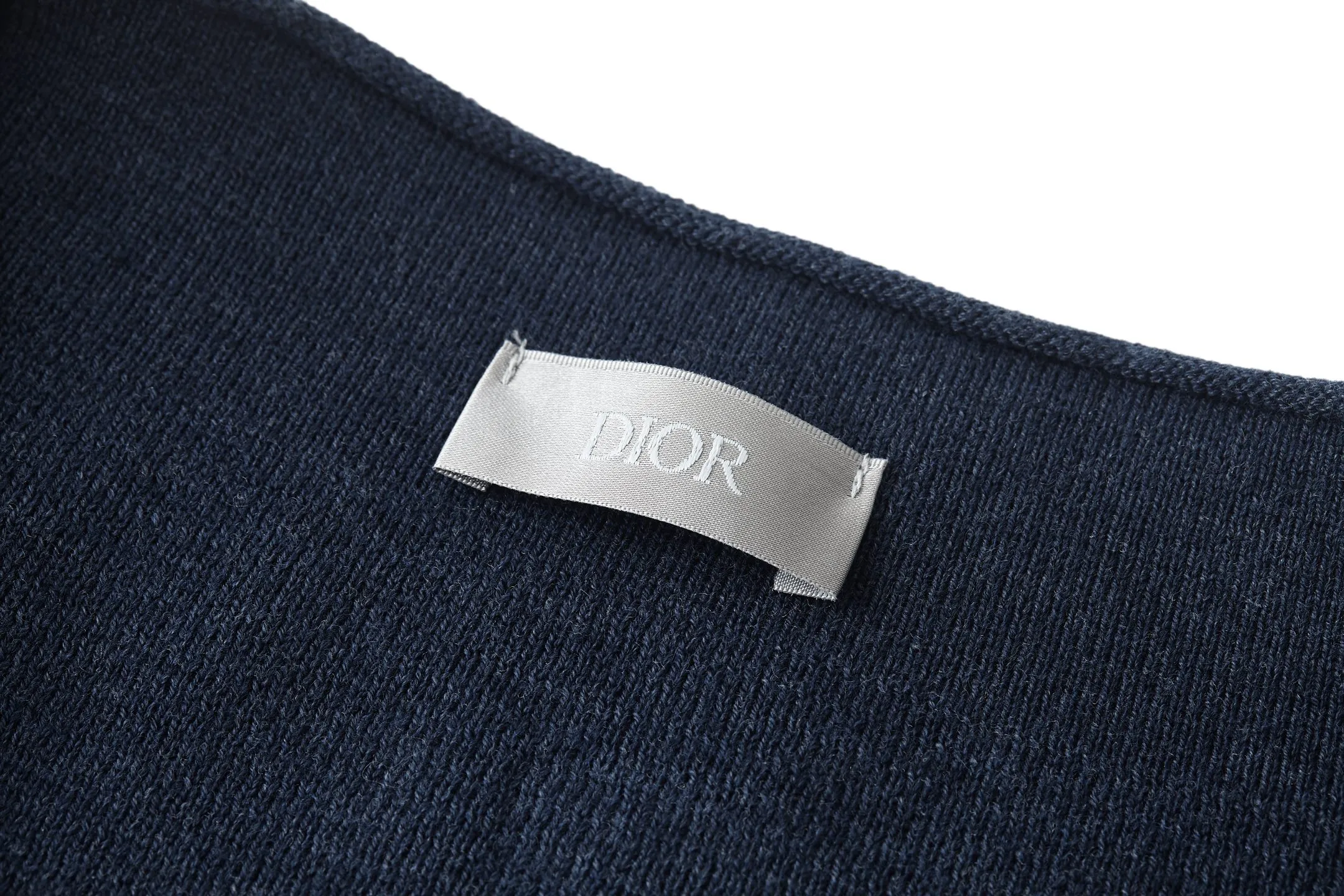 🅿️480 [Exclusive supply] CD 25FW chest logo zipper cardigan sweater (navy blue) The original version was purchased and developed for 17,000. The fabric is made of 50% soft wool and 50% combed cotton yarn. The zipper uses electroplated bright silver double sliders, with the DIOR logo laser engraved on the surface. The embroidery adopts 3D three-dimensional embroidery technology, and the reverse side is embroidered with composite glue, showing a 3D concave and convex visual sense on the surface. Garment washing - removing wool impurities - fixing the color - fixing the pattern. A new take on knitwear, the CD Icon sweater is an example of Dior's savoir-faire. Carefully crafted from black sheep wool knitted fabric, it is decorated with CD Icon debossed embroidery on the chest and zipper closure, making it unique. Warm and practical, it can be worn layered with a T-shirt. Decorated with a CD icon debossed embroidered stand collar on the chest, two-way zipper closure with Dior logo zip puller. Size:S-M-L-XL