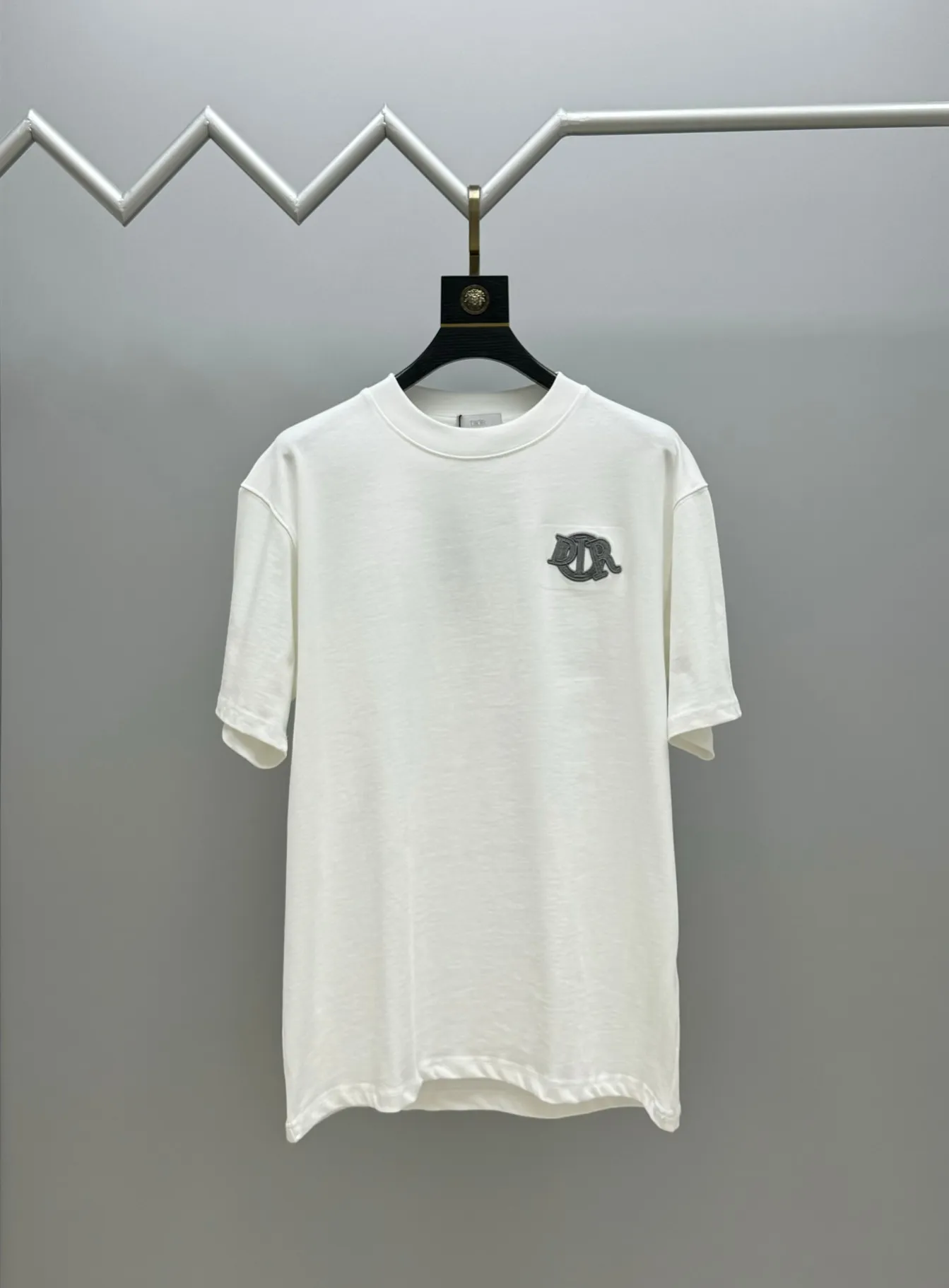 🅿️220 (top version, different currency) will not be taken off the shelves all year round, sell with confidence. Style: Dior/DIO.R short-sleeved T-shirt. Fabric: 300g double yarn 100% cotton. Rib: 320g heavy Sorona 1*1 trendy brand. Craftsmanship: imported machine embroidery logo. Color: white blue apricot. Size: XS S M L. Gender-neutral. Same style for men and women.