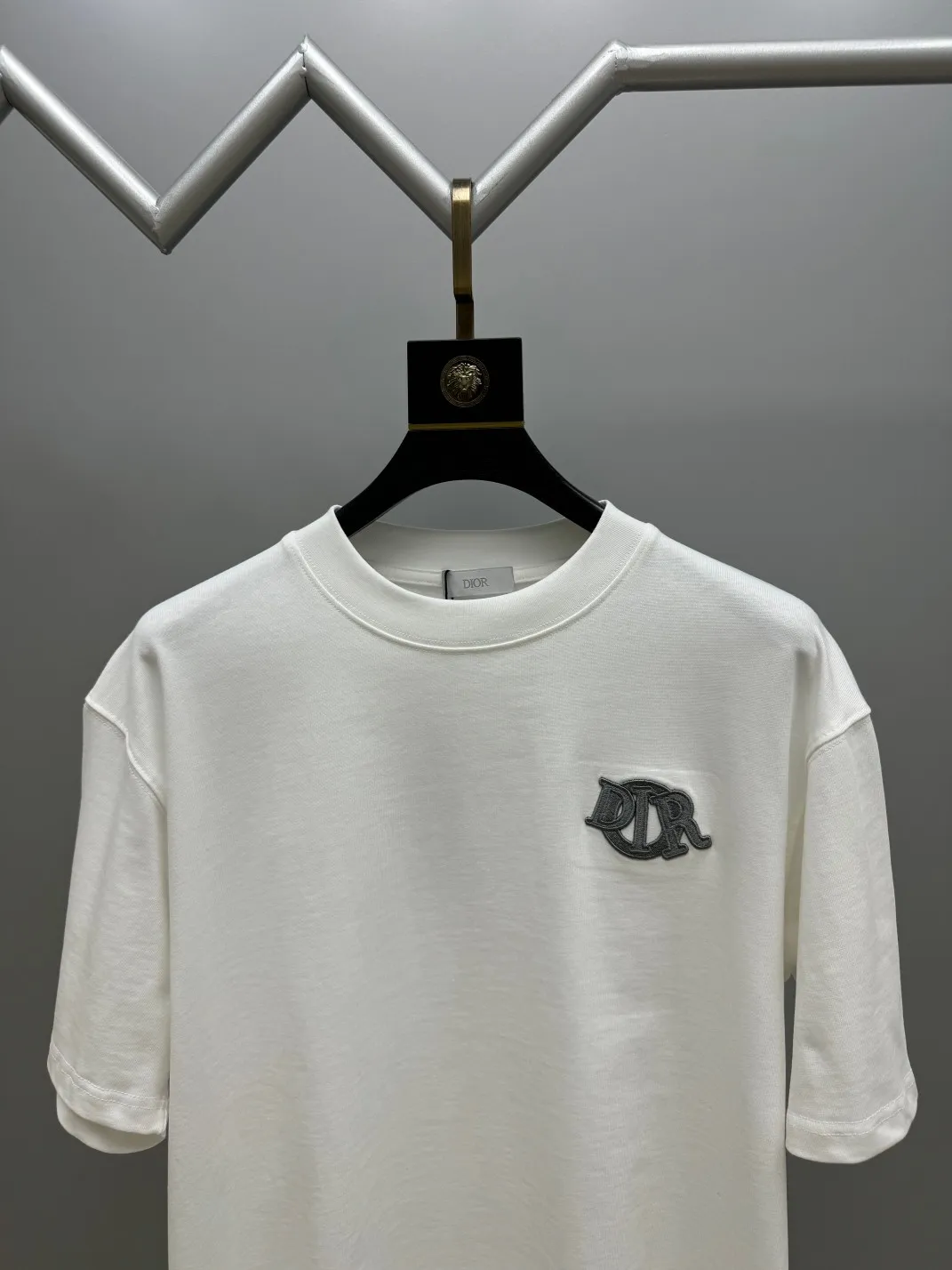 🅿️220 (top version, different currency) will not be taken off the shelves all year round, sell with confidence. Style: Dior/DIO.R short-sleeved T-shirt. Fabric: 300g double yarn 100% cotton. Rib: 320g heavy Sorona 1*1 trendy brand. Craftsmanship: imported machine embroidery logo. Color: white blue apricot. Size: XS S M L. Gender-neutral. Same style for men and women.