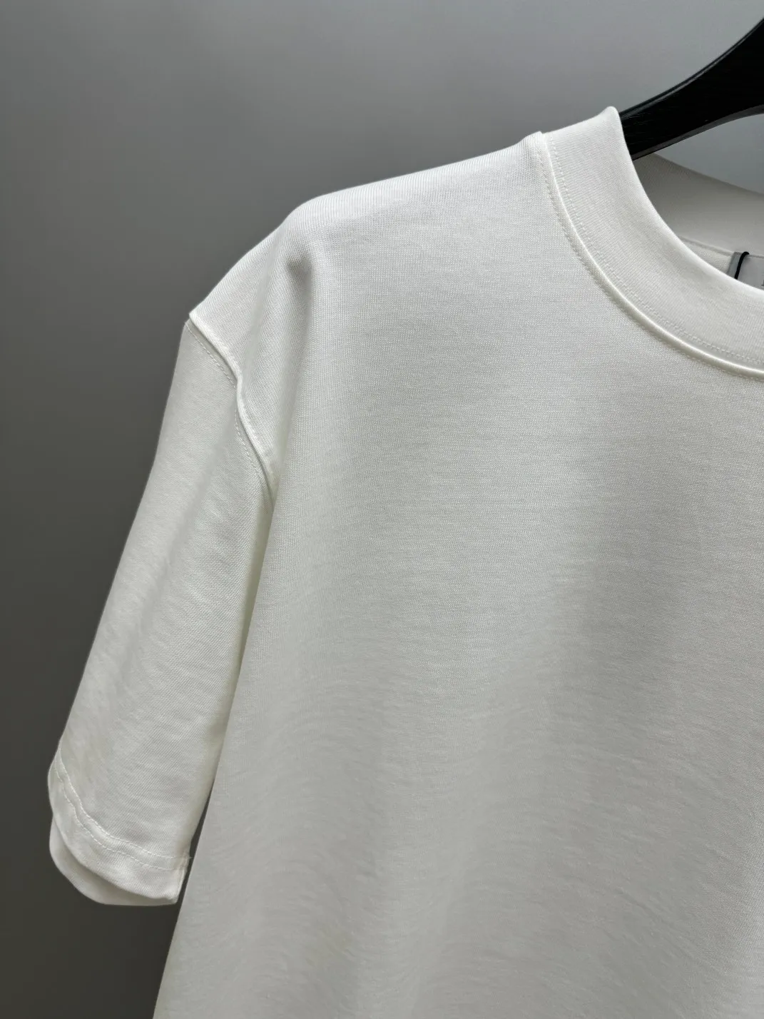 🅿️220 (top version, different currency) will not be taken off the shelves all year round, sell with confidence. Style: Dior/DIO.R short-sleeved T-shirt. Fabric: 300g double yarn 100% cotton. Rib: 320g heavy Sorona 1*1 trendy brand. Craftsmanship: imported machine embroidery logo. Color: white blue apricot. Size: XS S M L. Gender-neutral. Same style for men and women.