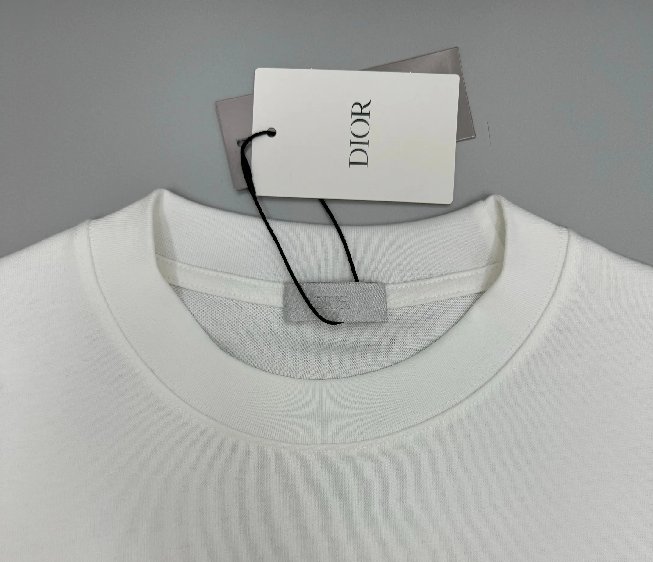 🅿️220 (top version, different currency) will not be taken off the shelves all year round, sell with confidence. Style: Dior/DIO.R short-sleeved T-shirt. Fabric: 300g double yarn 100% cotton. Rib: 320g heavy Sorona 1*1 trendy brand. Craftsmanship: imported machine embroidery logo. Color: white blue apricot. Size: XS S M L. Gender-neutral. Same style for men and women.