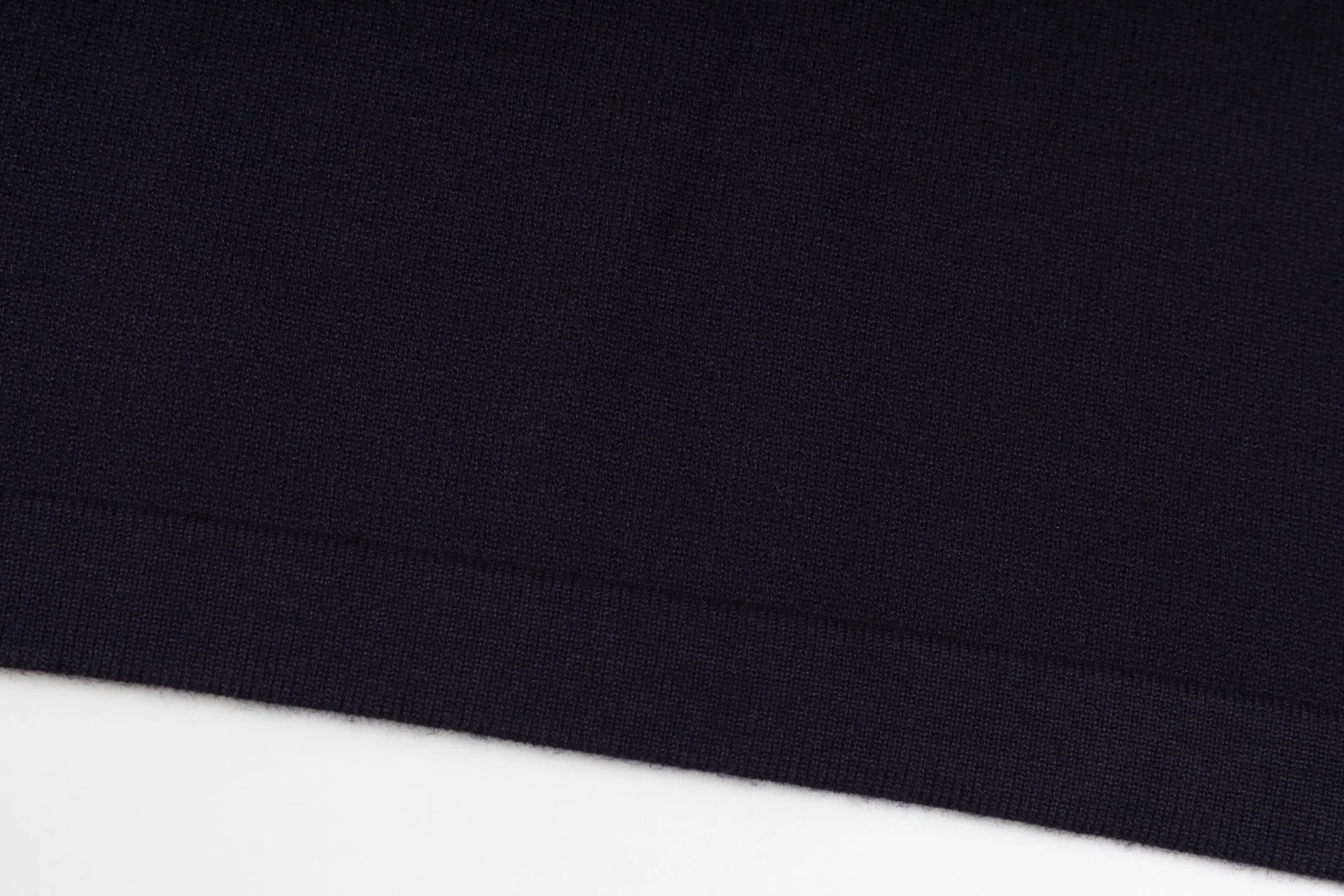 🅿️270 Style No. B16 Dior presbyopic webbing knitted round neck sweater DIOR counter consistent sweater High-elasticity imitation rabbit fur core-spun yarn boutique knitted Internet celebrity popular versatile OS version can be worn up to about 180 pounds Imported machine spinning takes a month to match the sweater Three standards are complete Customized accessories Matching version Same style for men and women Colour: navy size: S M L XL Manual measurement error of about 1-3cm is normal