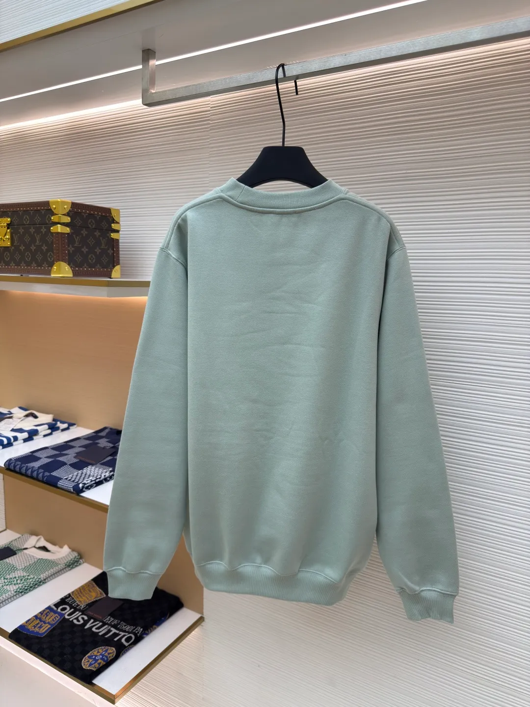 DIOR logo embroidered long-sleeved sweatshirt ●Item number: 1680340-A65 ●Material: pure cotton fabric ●Technology: embroidery production ●Version: loose fit ●Weight: about 515 grams ●Size: S-M-L-XL ●Description: Made of customized cotton fabric, with classic high-density logo embroidery on the chest and velvet design on the inside. It can be matched with bottoms of the same season to create a fashionable look. It can be worn inside or outside to suit various occasions. Customized accessories, complete with three labels, same style for men and women!