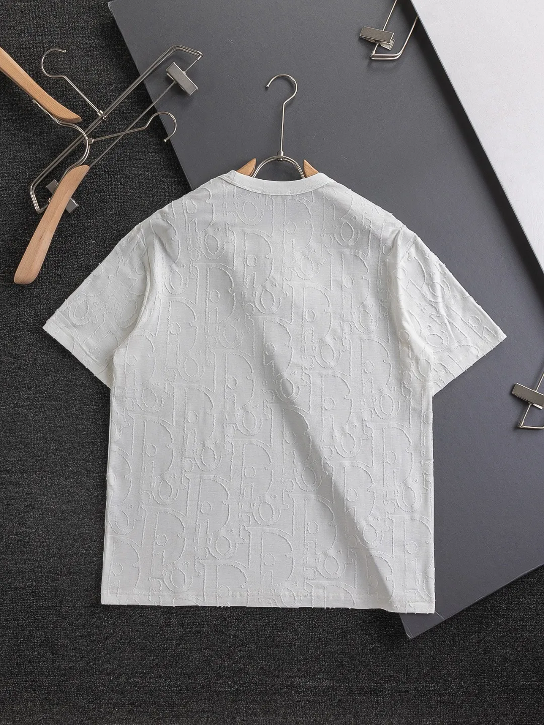 🅿️210 Dior Dior micro-wide version CD micro-wide version S-Xl 25ss will never fail, classic style, permanent boutique, counter timeless classic style, CD jacquard all-over printed letter logo pattern, heavy craftsmanship, same style for men and women, short-sleeved T-shirt, cotton blended terry jersey fabric, original development This comes from the 2025 beachwear limited series, full logo jacquard towel highlights the classic Obliave flower, with S-shaped round neck and topstitching, unique style, decorated with obliqve jacquard all over, ribbed round neck with V-shaped topstitching, customized accessories, and the whole body is customized and developed according to the Y board... Complete with three standards, it can control various styles, paying tribute to Dior's historic year! Coupled with the blessing of full-flower cotton material, both the upper body comfort and the existence are unparalleled. It can be said to be a must-have companion in summer. The excellent breathability and comfortable wearing feeling are unparalleled~ Recommended! ! Same style for men and women! Color: Black White Size: S-XL Size chart: S: Shoulder width 55-Bust 56-Length 71.5 M: Shoulder width 56.5-Bust 58-Length 73 L: Shoulder width 58-Bust 60-Length 74.5 XL: Shoulder width 59.5-Bust 62-Length 76