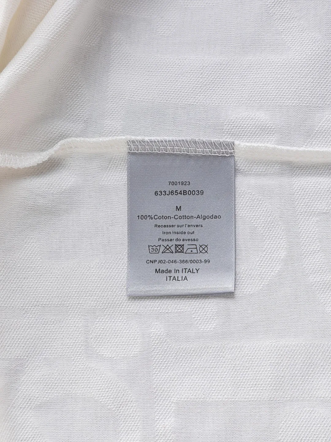 🅿️210 Dior Dior micro-wide version CD micro-wide version S-Xl 25ss will never fail, classic style, permanent boutique, counter timeless classic style, CD jacquard all-over printed letter logo pattern, heavy craftsmanship, same style for men and women, short-sleeved T-shirt, cotton blended terry jersey fabric, original development This comes from the 2025 beachwear limited series, full logo jacquard towel highlights the classic Obliave flower, with S-shaped round neck and topstitching, unique style, decorated with obliqve jacquard all over, ribbed round neck with V-shaped topstitching, customized accessories, and the whole body is customized and developed according to the Y board... Complete with three standards, it can control various styles, paying tribute to Dior's historic year! Coupled with the blessing of full-flower cotton material, both the upper body comfort and the existence are unparalleled. It can be said to be a must-have companion in summer. The excellent breathability and comfortable wearing feeling are unparalleled~ Recommended! ! Same style for men and women! Color: Black White Size: S-XL Size chart: S: Shoulder width 55-Bust 56-Length 71.5 M: Shoulder width 56.5-Bust 58-Length 73 L: Shoulder width 58-Bust 60-Length 74.5 XL: Shoulder width 59.5-Bust 62-Length 76