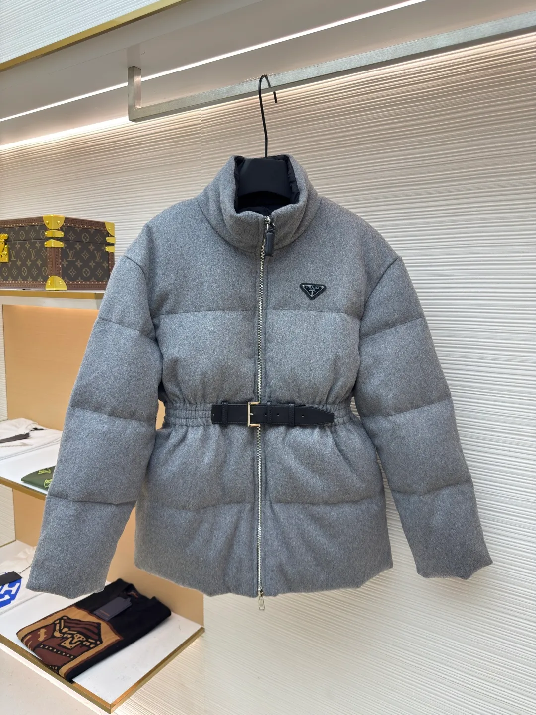 Prada Woolen Belted Down Jacket [Women's Clothing] ●Original version: Purchased and developed by 17352 ●Item number: 1680802-E00 ●Fabric: flannel fabric ●Technology: Made on positioning cutting machine ●Version: fitted version ●Weight: about 1435 grams ●Size: S-M-L ●Description: Made of flannel fabric, which is soft and comfortable, with good warmth retention and first-class touch. It is made of high-quality wool or chemical fiber blended materials. After pre-treatment such as cleaning and carding, the material quality is ensured. The processed materials are spun and woven using imported textile machines. Weaved into flannel fabric, filled with national standard 90 down, it has excellent thermal performance. Professional sewing technology is used to ensure the style and quality of the down jacket. The finished product is washed, bleached, softened and other finishing processes, and finally quality inspection is carried out to ensure that it meets the original quality standards. The overall design is simple and elegant, classic and recognizable, meeting various dressing styles. The cutting process focuses on precision and detail. According to the design drawing, the cutter will use professional cutting tools to cut the fabric into individual components according to the size requirements. During the cutting process, special attention will be paid to the shape and size of the large lapel to ensure that it meets the design requirements. Sewing: The sewing process uses advanced sewing technology and equipment to ensure that each component is stitched smoothly and firmly. Down filling: Down filling is one of the key steps in making down jackets. Down jackets are filled with high-quality down, which has been rigorously screened and cleaned to ensure no odor or impurities. During the down filling process, down will be evenly filled into each component according to the design requirements to ensure the thermal insulation performance of the down jacket. Ironing and quality inspection: The ironing process will make the down jacket smoother and crisper. The quality inspection process will carefully check every detail of the down jacket to ensure that the product meets quality standards. The overall wiring is straight and delicate, the fabric is comfortable and soft, and the color is consistent without color difference. It can be matched with the same style to create a fashionable look and control various occasions. Customized accessories, complete with three standards, same style for men and women!
