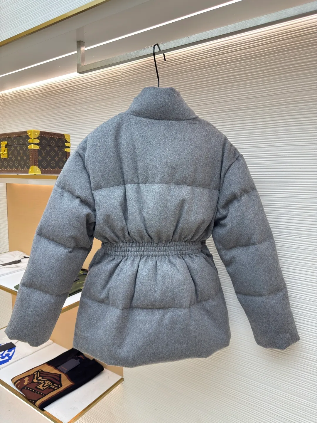 Prada Woolen Belted Down Jacket [Women's Clothing] ●Original version: Purchased and developed by 17352 ●Item number: 1680802-E00 ●Fabric: flannel fabric ●Technology: Made on positioning cutting machine ●Version: fitted version ●Weight: about 1435 grams ●Size: S-M-L ●Description: Made of flannel fabric, which is soft and comfortable, with good warmth retention and first-class touch. It is made of high-quality wool or chemical fiber blended materials. After pre-treatment such as cleaning and carding, the material quality is ensured. The processed materials are spun and woven using imported textile machines. Weaved into flannel fabric, filled with national standard 90 down, it has excellent thermal performance. Professional sewing technology is used to ensure the style and quality of the down jacket. The finished product is washed, bleached, softened and other finishing processes, and finally quality inspection is carried out to ensure that it meets the original quality standards. The overall design is simple and elegant, classic and recognizable, meeting various dressing styles. The cutting process focuses on precision and detail. According to the design drawing, the cutter will use professional cutting tools to cut the fabric into individual components according to the size requirements. During the cutting process, special attention will be paid to the shape and size of the large lapel to ensure that it meets the design requirements. Sewing: The sewing process uses advanced sewing technology and equipment to ensure that each component is stitched smoothly and firmly. Down filling: Down filling is one of the key steps in making down jackets. Down jackets are filled with high-quality down, which has been rigorously screened and cleaned to ensure no odor or impurities. During the down filling process, down will be evenly filled into each component according to the design requirements to ensure the thermal insulation performance of the down jacket. Ironing and quality inspection: The ironing process will make the down jacket smoother and crisper. The quality inspection process will carefully check every detail of the down jacket to ensure that the product meets quality standards. The overall wiring is straight and delicate, the fabric is comfortable and soft, and the color is consistent without color difference. It can be matched with the same style to create a fashionable look and control various occasions. Customized accessories, complete with three standards, same style for men and women!