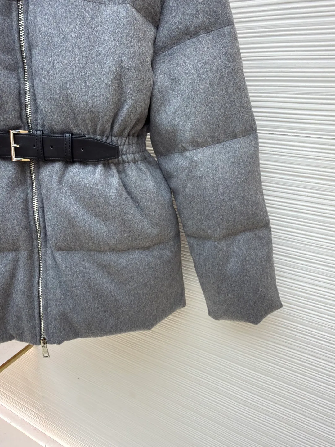 Prada Woolen Belted Down Jacket [Women's Clothing] ●Original version: Purchased and developed by 17352 ●Item number: 1680802-E00 ●Fabric: flannel fabric ●Technology: Made on positioning cutting machine ●Version: fitted version ●Weight: about 1435 grams ●Size: S-M-L ●Description: Made of flannel fabric, which is soft and comfortable, with good warmth retention and first-class touch. It is made of high-quality wool or chemical fiber blended materials. After pre-treatment such as cleaning and carding, the material quality is ensured. The processed materials are spun and woven using imported textile machines. Weaved into flannel fabric, filled with national standard 90 down, it has excellent thermal performance. Professional sewing technology is used to ensure the style and quality of the down jacket. The finished product is washed, bleached, softened and other finishing processes, and finally quality inspection is carried out to ensure that it meets the original quality standards. The overall design is simple and elegant, classic and recognizable, meeting various dressing styles. The cutting process focuses on precision and detail. According to the design drawing, the cutter will use professional cutting tools to cut the fabric into individual components according to the size requirements. During the cutting process, special attention will be paid to the shape and size of the large lapel to ensure that it meets the design requirements. Sewing: The sewing process uses advanced sewing technology and equipment to ensure that each component is stitched smoothly and firmly. Down filling: Down filling is one of the key steps in making down jackets. Down jackets are filled with high-quality down, which has been rigorously screened and cleaned to ensure no odor or impurities. During the down filling process, down will be evenly filled into each component according to the design requirements to ensure the thermal insulation performance of the down jacket. Ironing and quality inspection: The ironing process will make the down jacket smoother and crisper. The quality inspection process will carefully check every detail of the down jacket to ensure that the product meets quality standards. The overall wiring is straight and delicate, the fabric is comfortable and soft, and the color is consistent without color difference. It can be matched with the same style to create a fashionable look and control various occasions. Customized accessories, complete with three standards, same style for men and women!