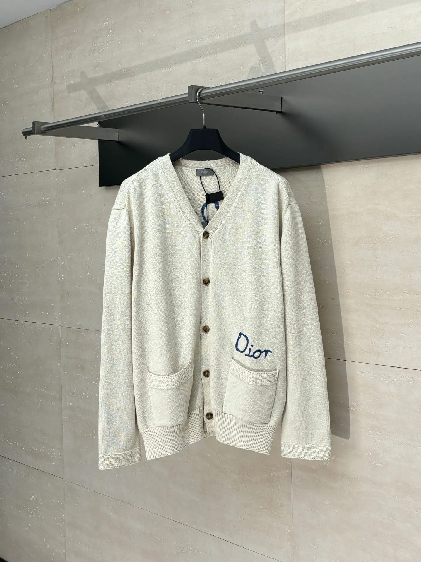 🅿️500 Dio*/Dior 25Fw new friend embroidered cotton blend button cardigan. The fabric is made of 40-count cotton yarn and wool, and the cotton content is 62%. It is mixed with 38% polyester. Mixing two kinds of wool materials can effectively make the upper body more three-dimensional. The embroidery uses high-density wool yarn embroidery technology, and the front numbers are all equipped with the joint series embroidery LOGO. The number of stitches is about 12,000. The auxiliary buttons are made of natural horn buttons, with the brand's iconic [DIOR] LOGO on the buttons. This cardigan displays the Dior For My Real Friends logo from the DIOR AND HYLTON NEL collaboration. Crafted from white cotton-blend jersey with embroidery on the front and back, button fastening and ribbed trims.  Size：S/M/L