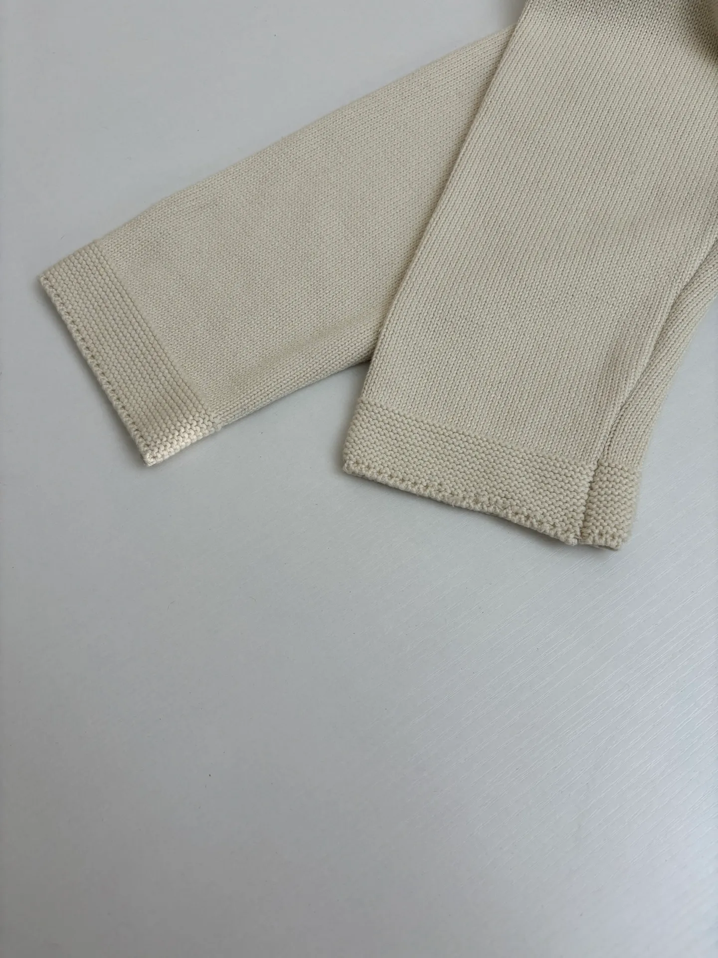 🅿️500 Dio*/Dior 25Fw new friend embroidered cotton blend button cardigan. The fabric is made of 40-count cotton yarn and wool, and the cotton content is 62%. It is mixed with 38% polyester. Mixing two kinds of wool materials can effectively make the upper body more three-dimensional. The embroidery uses high-density wool yarn embroidery technology, and the front numbers are all equipped with the joint series embroidery LOGO. The number of stitches is about 12,000. The auxiliary buttons are made of natural horn buttons, with the brand's iconic [DIOR] LOGO on the buttons. This cardigan displays the Dior For My Real Friends logo from the DIOR AND HYLTON NEL collaboration. Crafted from white cotton-blend jersey with embroidery on the front and back, button fastening and ribbed trims.  Size：S/M/L