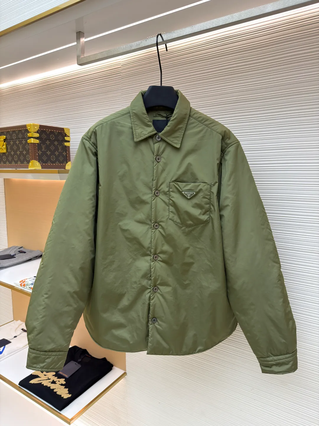 Prada shirt-style thin jacket ●Original version: Purchased and developed for 7999 ●Item number: 1681140-B50 ●Fabric: nylon fabric ●Technology: Positioning cutting machine ●Version: fitted version ●Weight: about 425 grams ●Size: S-M-L-XL ●Description: The brand's iconic recycled nylon fabric is selected, which has the same performance as traditional nylon and has high strength, tear resistance, wear resistance and other characteristics. It is lightweight and waterproof, suitable for various scenarios. Anti-wrinkle, quick-drying and easy to maintain on a daily basis. The collar, cuffs and hem are carefully cut and sewn to ensure that the entire cotton jacket looks refined and stylish. The iconic triangle logo design is cleverly integrated into the cotton clothing to enhance brand recognition. Prada shirts and cotton-padded clothes not only focus on beautiful design, but also emphasize practicality, ensuring that the wearer can feel warm and comfortable while enjoying fashion. The overall wiring is straight and delicate, the fabric is comfortable and soft, and the color is consistent without color difference. It can be matched with the same style to create a fashionable look and control various occasions. Customized accessories, complete with three standards, same style for men and women!