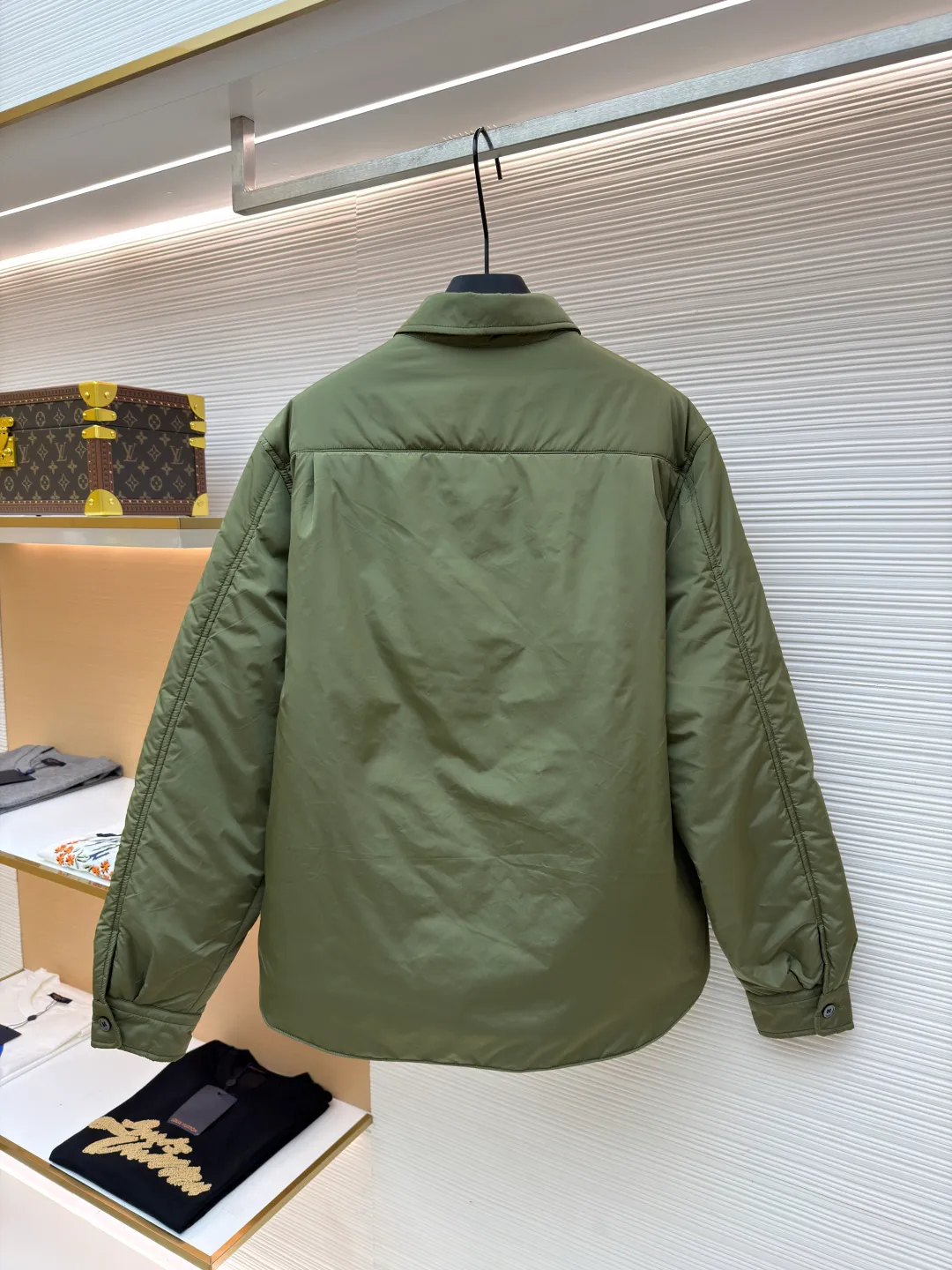 Prada shirt-style thin jacket ●Original version: Purchased and developed for 7999 ●Item number: 1681140-B50 ●Fabric: nylon fabric ●Technology: Positioning cutting machine ●Version: fitted version ●Weight: about 425 grams ●Size: S-M-L-XL ●Description: The brand's iconic recycled nylon fabric is selected, which has the same performance as traditional nylon and has high strength, tear resistance, wear resistance and other characteristics. It is lightweight and waterproof, suitable for various scenarios. Anti-wrinkle, quick-drying and easy to maintain on a daily basis. The collar, cuffs and hem are carefully cut and sewn to ensure that the entire cotton jacket looks refined and stylish. The iconic triangle logo design is cleverly integrated into the cotton clothing to enhance brand recognition. Prada shirts and cotton-padded clothes not only focus on beautiful design, but also emphasize practicality, ensuring that the wearer can feel warm and comfortable while enjoying fashion. The overall wiring is straight and delicate, the fabric is comfortable and soft, and the color is consistent without color difference. It can be matched with the same style to create a fashionable look and control various occasions. Customized accessories, complete with three standards, same style for men and women!