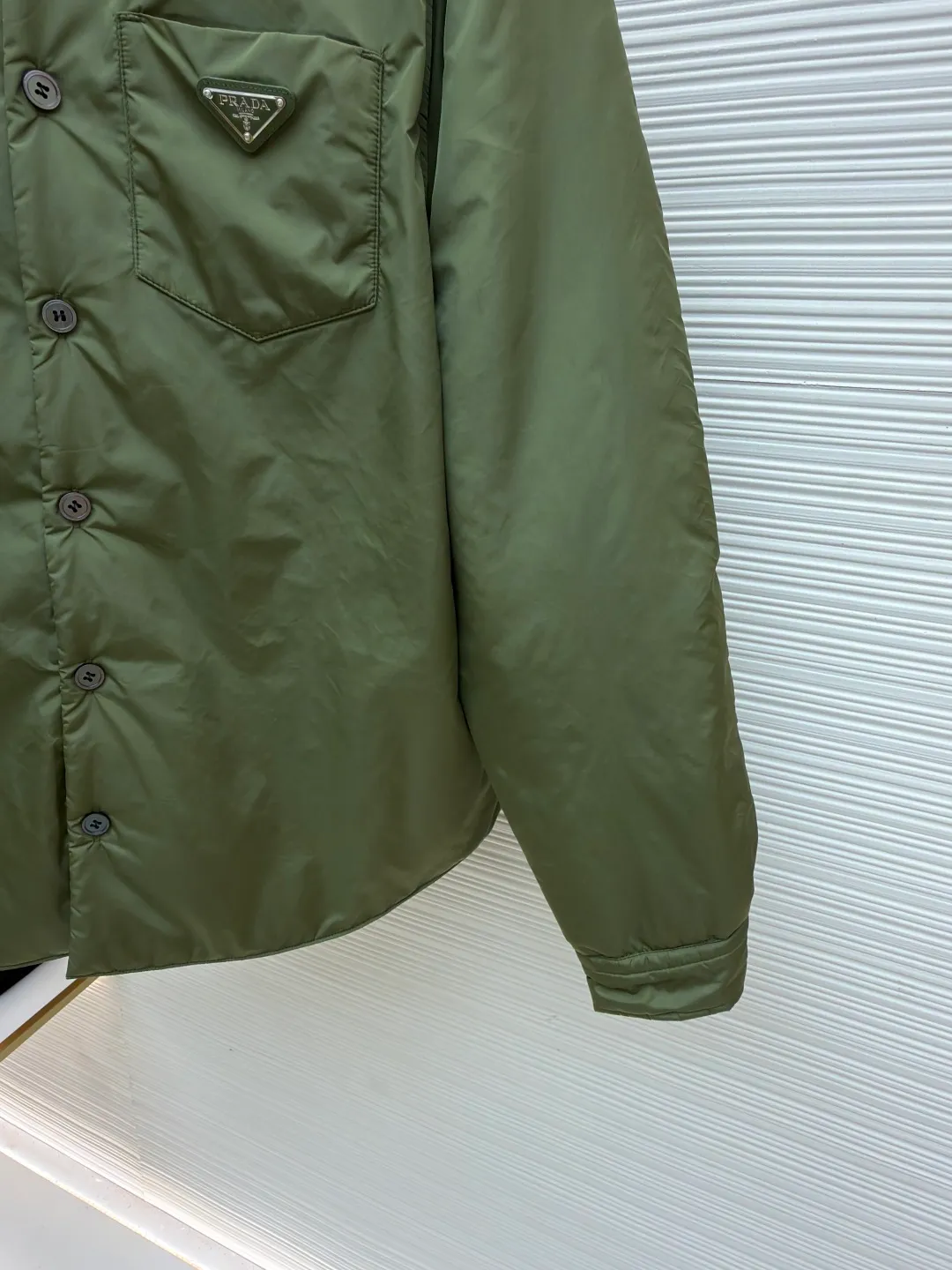 Prada shirt-style thin jacket ●Original version: Purchased and developed for 7999 ●Item number: 1681140-B50 ●Fabric: nylon fabric ●Technology: Positioning cutting machine ●Version: fitted version ●Weight: about 425 grams ●Size: S-M-L-XL ●Description: The brand's iconic recycled nylon fabric is selected, which has the same performance as traditional nylon and has high strength, tear resistance, wear resistance and other characteristics. It is lightweight and waterproof, suitable for various scenarios. Anti-wrinkle, quick-drying and easy to maintain on a daily basis. The collar, cuffs and hem are carefully cut and sewn to ensure that the entire cotton jacket looks refined and stylish. The iconic triangle logo design is cleverly integrated into the cotton clothing to enhance brand recognition. Prada shirts and cotton-padded clothes not only focus on beautiful design, but also emphasize practicality, ensuring that the wearer can feel warm and comfortable while enjoying fashion. The overall wiring is straight and delicate, the fabric is comfortable and soft, and the color is consistent without color difference. It can be matched with the same style to create a fashionable look and control various occasions. Customized accessories, complete with three standards, same style for men and women!