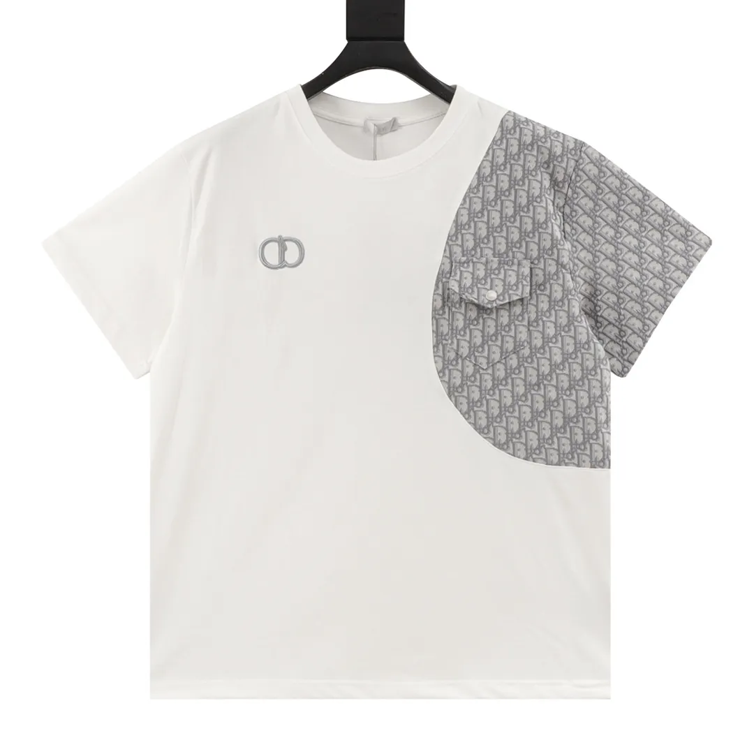 🅿️250 DIOR/Dior Embroidered Spliced ​​Round Neck Short Sleeves New Stitched Round Neck Short Sleeves A very popular style on the street, trendy men and trendy women must close their eyes to accept it. The channel's quality production, the whole process is very attentive. The actual texture is amazing, there are details inside and outside, and they can withstand your vicious and critical eyes! White knitted cotton spliced with Xiaodi's classic presbyopia. Both fabrics are customized, and they have a full texture when picked out individually. The fabric feels very solid, with high-density fabric lining. The lining is terry cotton, which is different from the ordinary terry cotton bottom. It is particularly fine and dense, soft and skin-friendly, close to the body, dry and breathable. The button details are also customized, full of luxury and extravagance. The version is the popular loose OS, which is easy and basic for boys and girls to wear at will. The CD letter embroidery on the chest is particularly full, three-dimensional and textured. The small details show the quality of the garments. Not only the appearance, but also the comfort! size：S-L