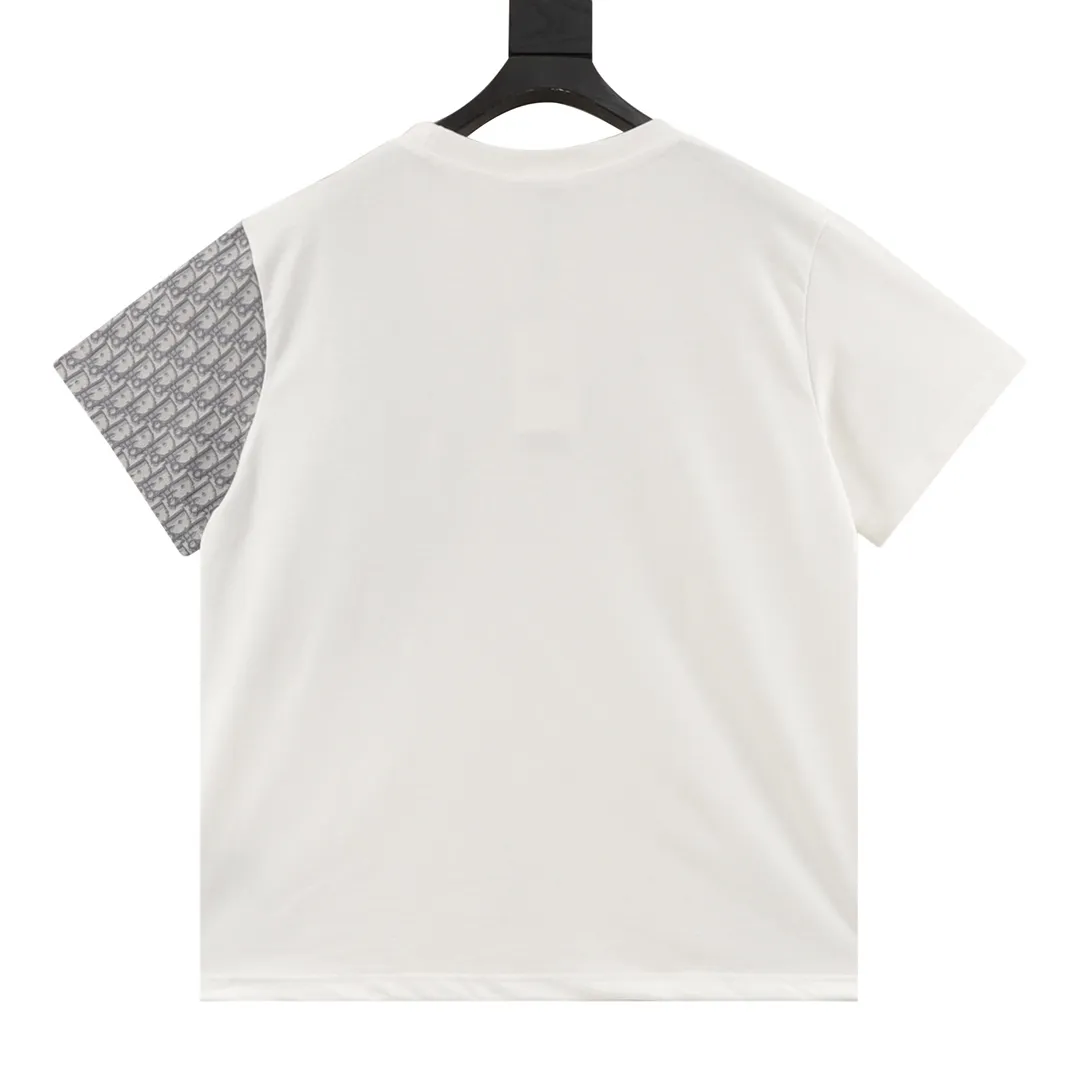 🅿️250 DIOR/Dior Embroidered Spliced ​​Round Neck Short Sleeves New Stitched Round Neck Short Sleeves A very popular style on the street, trendy men and trendy women must close their eyes to accept it. The channel's quality production, the whole process is very attentive. The actual texture is amazing, there are details inside and outside, and they can withstand your vicious and critical eyes! White knitted cotton spliced with Xiaodi's classic presbyopia. Both fabrics are customized, and they have a full texture when picked out individually. The fabric feels very solid, with high-density fabric lining. The lining is terry cotton, which is different from the ordinary terry cotton bottom. It is particularly fine and dense, soft and skin-friendly, close to the body, dry and breathable. The button details are also customized, full of luxury and extravagance. The version is the popular loose OS, which is easy and basic for boys and girls to wear at will. The CD letter embroidery on the chest is particularly full, three-dimensional and textured. The small details show the quality of the garments. Not only the appearance, but also the comfort! size：S-L