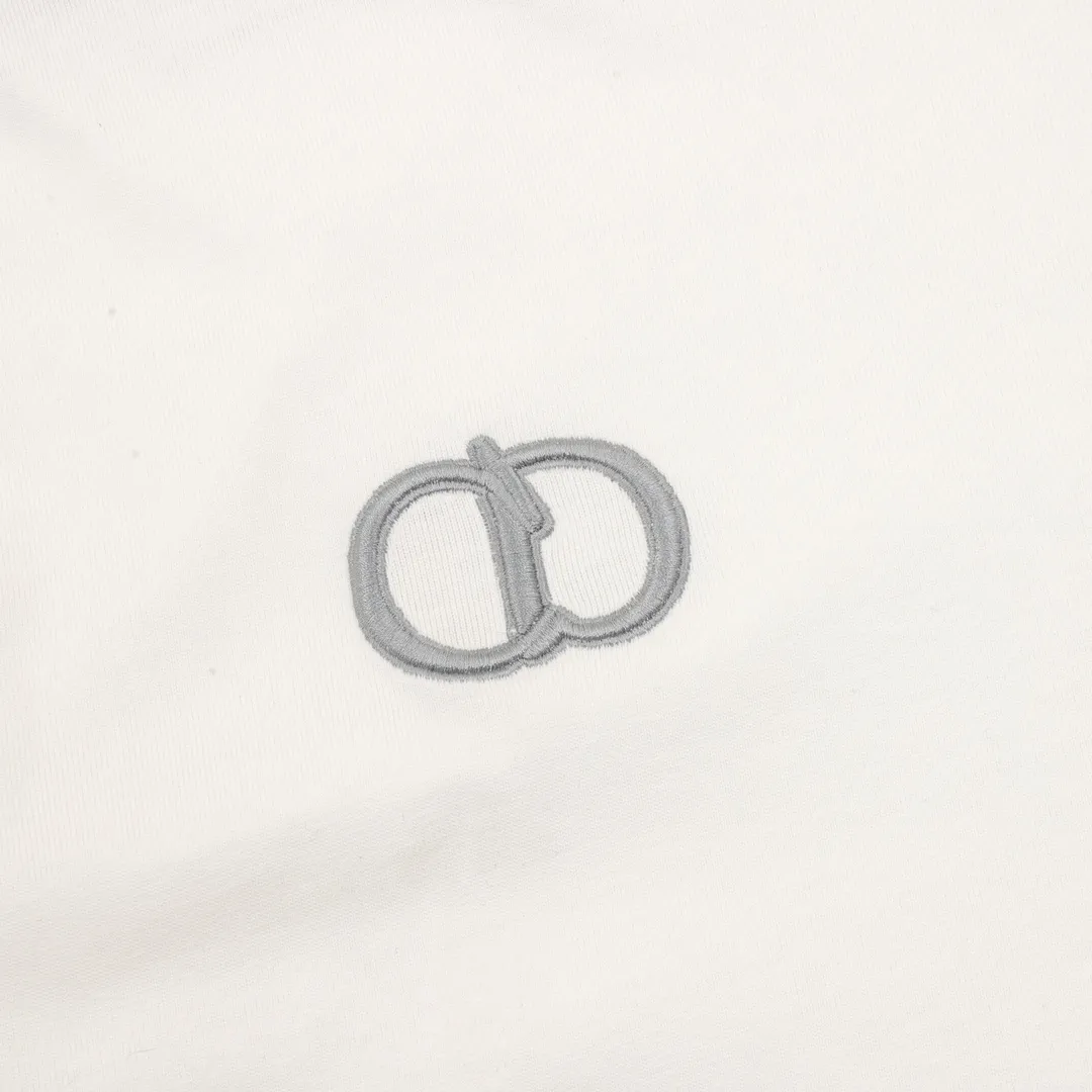 🅿️250 DIOR/Dior Embroidered Spliced ​​Round Neck Short Sleeves New Stitched Round Neck Short Sleeves A very popular style on the street, trendy men and trendy women must close their eyes to accept it. The channel's quality production, the whole process is very attentive. The actual texture is amazing, there are details inside and outside, and they can withstand your vicious and critical eyes! White knitted cotton spliced with Xiaodi's classic presbyopia. Both fabrics are customized, and they have a full texture when picked out individually. The fabric feels very solid, with high-density fabric lining. The lining is terry cotton, which is different from the ordinary terry cotton bottom. It is particularly fine and dense, soft and skin-friendly, close to the body, dry and breathable. The button details are also customized, full of luxury and extravagance. The version is the popular loose OS, which is easy and basic for boys and girls to wear at will. The CD letter embroidery on the chest is particularly full, three-dimensional and textured. The small details show the quality of the garments. Not only the appearance, but also the comfort! size：S-L