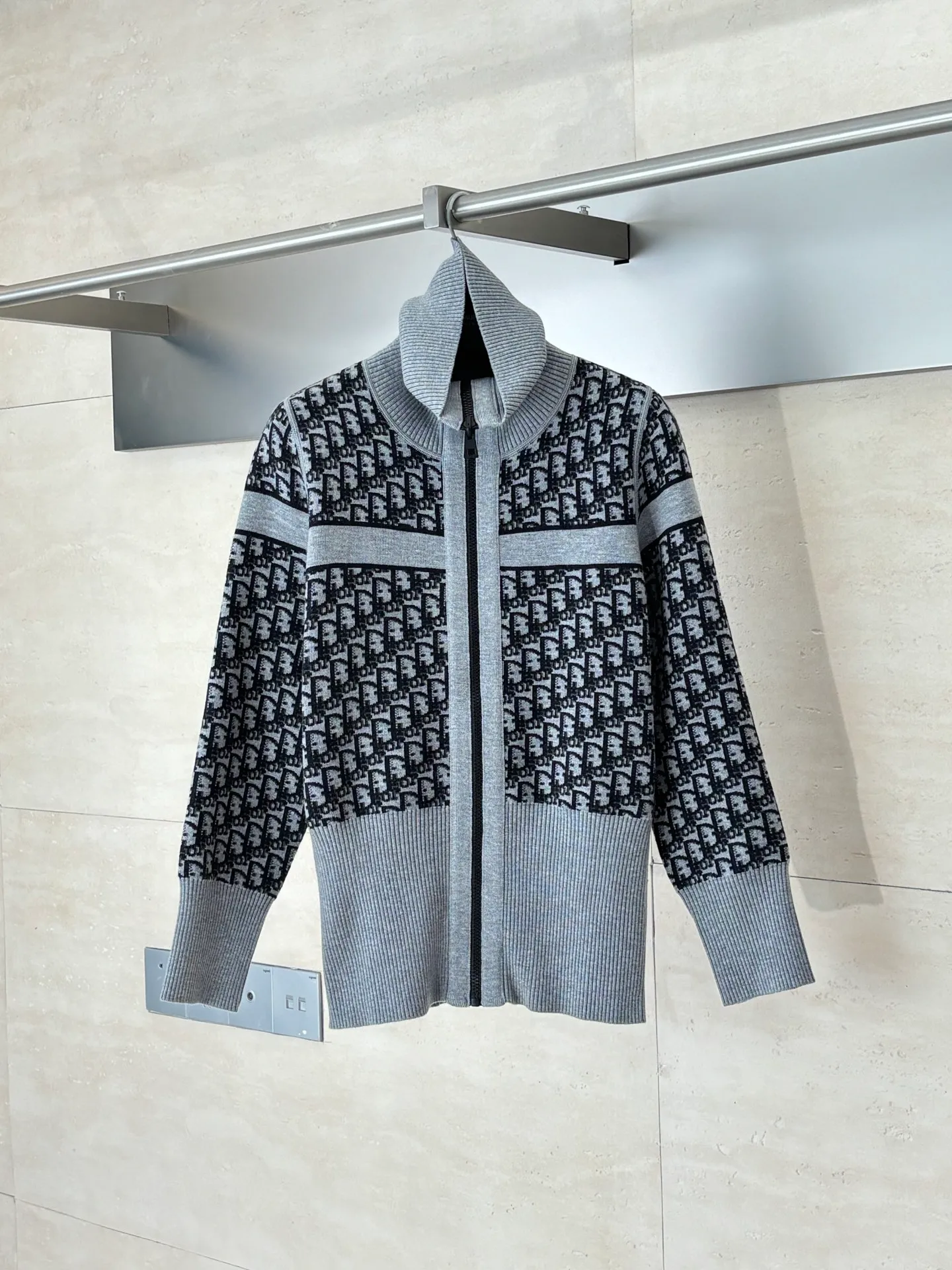 🅿️610 Dio*/Dior 25Fw presbyopic logo zipper cashmere jacket, reversible, double-woven letter jacquard craftsmanship on the back is luxurious and handsome, large lapel with small waist design and tailoring, fashionable and advanced, white and rich beauty must buy, classic version is not picky, the upper body is slim, Swiss machine embroidery sewing plate technology, imported cashmere yarn double-sided jacquard fabric Size: M/L/XL
