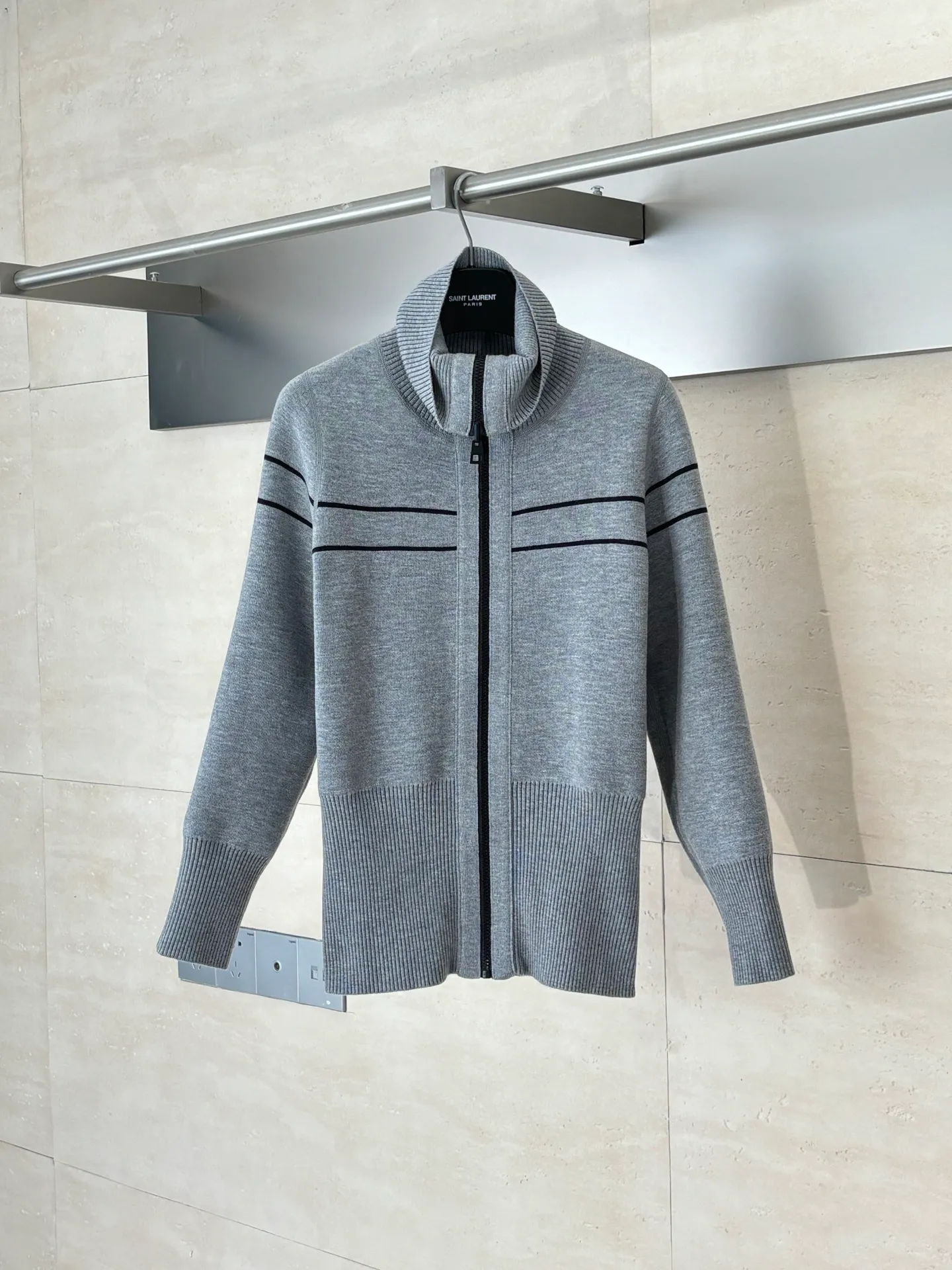 🅿️610 Dio*/Dior 25Fw presbyopic logo zipper cashmere jacket, reversible, double-woven letter jacquard craftsmanship on the back is luxurious and handsome, large lapel with small waist design and tailoring, fashionable and advanced, white and rich beauty must buy, classic version is not picky, the upper body is slim, Swiss machine embroidery sewing plate technology, imported cashmere yarn double-sided jacquard fabric Size: M/L/XL