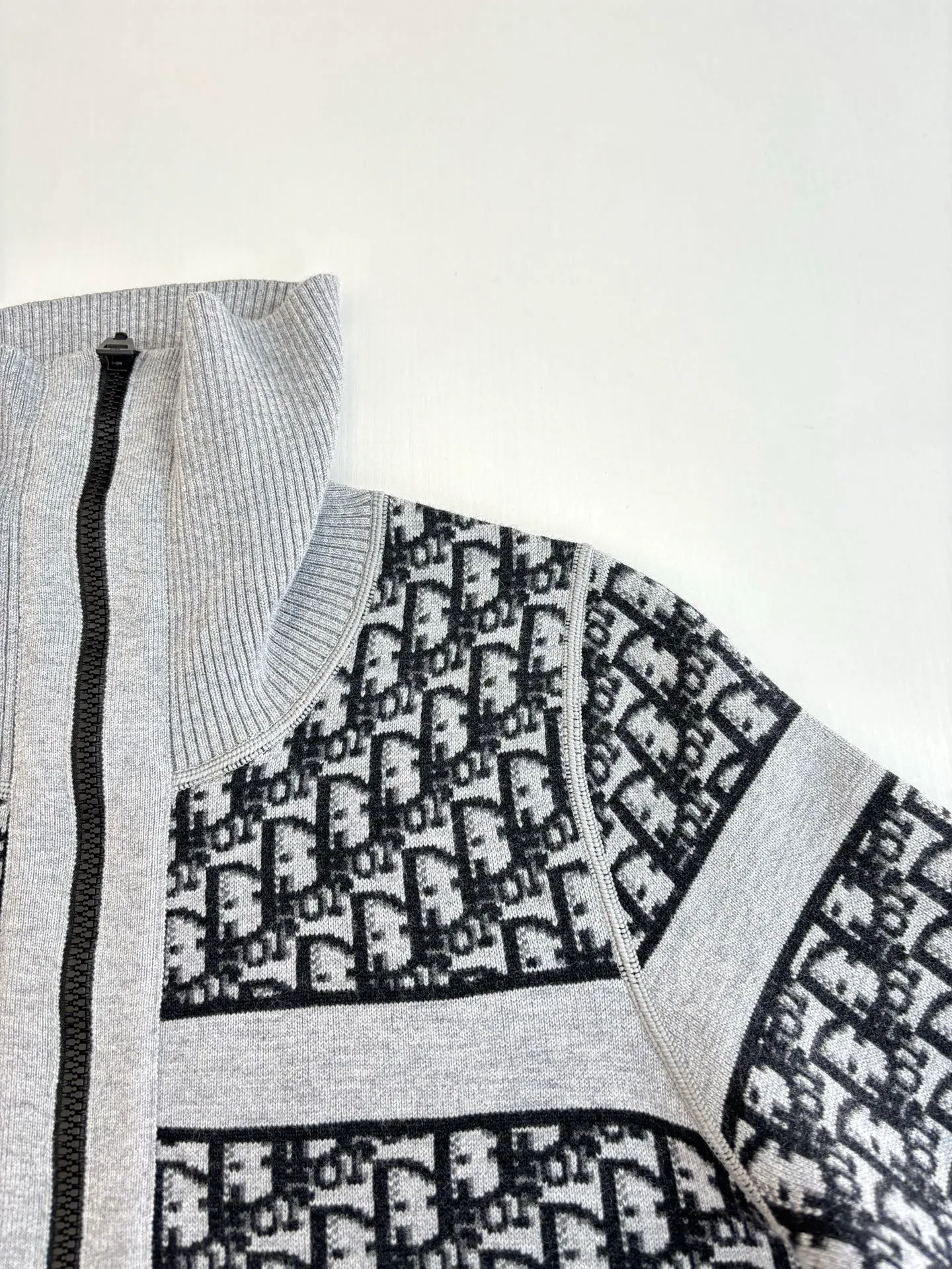 🅿️610 Dio*/Dior 25Fw presbyopic logo zipper cashmere jacket, reversible, double-woven letter jacquard craftsmanship on the back is luxurious and handsome, large lapel with small waist design and tailoring, fashionable and advanced, white and rich beauty must buy, classic version is not picky, the upper body is slim, Swiss machine embroidery sewing plate technology, imported cashmere yarn double-sided jacquard fabric Size: M/L/XL