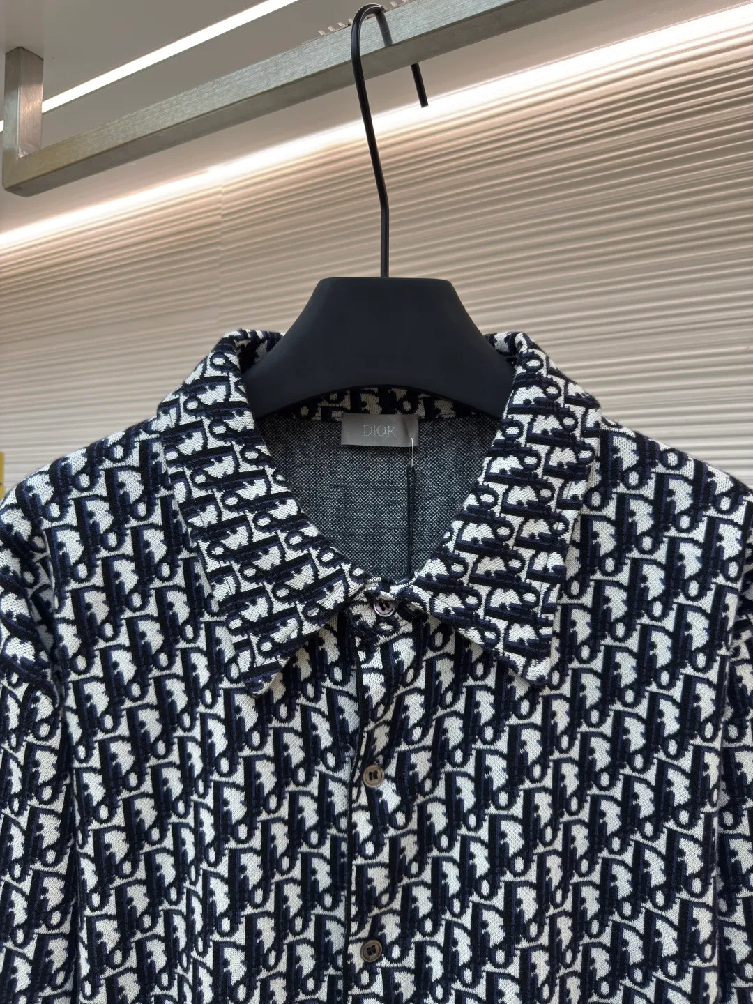DIOR woolen shirt with full-print letters ●Authentic product: 13000 purchased and developed ●Item number: 1680373-B00 ●Fabric: wool blended fabric ●Technology: jacquard production ●Version: fitted version ●Weight: about 495 grams ●Size: XS-S-M-L ●Description: Wool custom-dyed 40-count combed cotton blended wool yarn, using imported Tajima Seiko to make 14-needle three-color jacquard craftsmanship. A single piece takes 280 minutes. The collar is cut and stitched, and the positioning is designed. The pattern is cut out and made by an experienced master craftsman. Each piece is customized according to YB Pattern pattern, sewing plate, positioning with straight eyes, specific logo natural colored shell, overall straight and delicate wiring, comfortable and soft fabrics, consistent colors without color difference, can be matched with the same style to create a fashionable look, control various occasions, customized accessories, complete three standards, the same style for men and women!