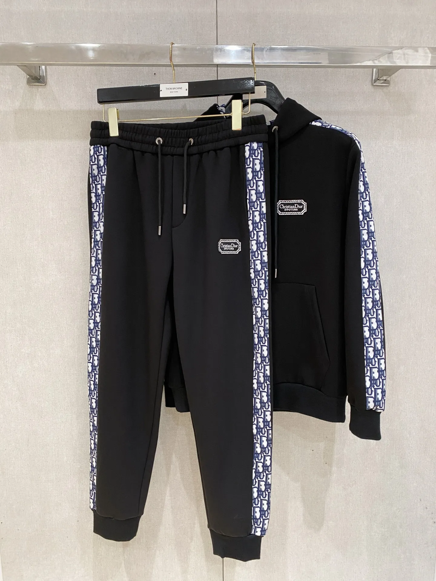 🅿️720 Dior hot-selling suit is coming. Focus on the original version of the official website. 2025 new hot-selling cardigan suit. The original order is the best. 🇭🇰The meticulous work of top designers. It has a fitting and perfect upper body effect. All-natural high-quality Tencel Roman cotton 100%, close-fitting comfort, noble and elegant! Original hardware embodies elegance and nobility! Counter size: M-3XL (maximum wear up to 190 pounds)