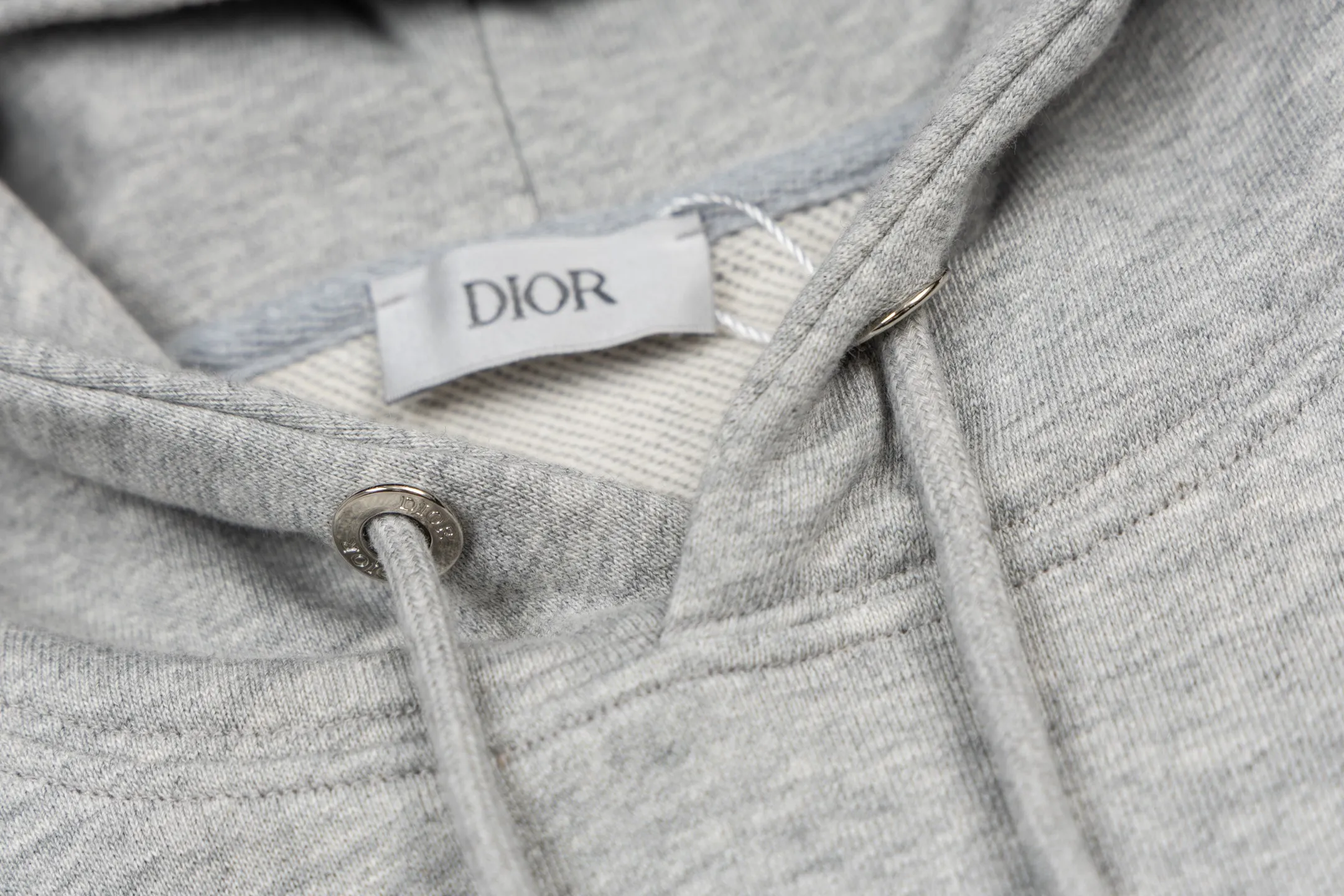 🅿️360 CD logo embroidered hooded sweatshirt (grey). The original product was purchased and developed for 9,800 yuan. The fabric is made of high-quality gray cotton fleece fabric, which is soft and comfortable to the touch. The delicate tonal CD Icon embroidery on the chest is low-key and elegant, highlighting the brand details. The drawstring hood design is paired with metal accessories engraved with the Dior logo to enhance the overall texture. The practical kangaroo pocket on the front is as beautiful as it is practical. Ribbed cuffs and hem ensure comfort while maintaining a structured silhouette. 100% cotton material brings excellent breathability and skin-friendly experience. The regular fit has a neat cut and is easy to match with a variety of bottoms. Exquisite embroidery technology and delicate fabric processing complement each other, reflecting Dior's consistent meticulous workmanship. This sweatshirt is the perfect blend of athleisure and haute couture, making it ideal for everyday style. Size:S-M-L-XL