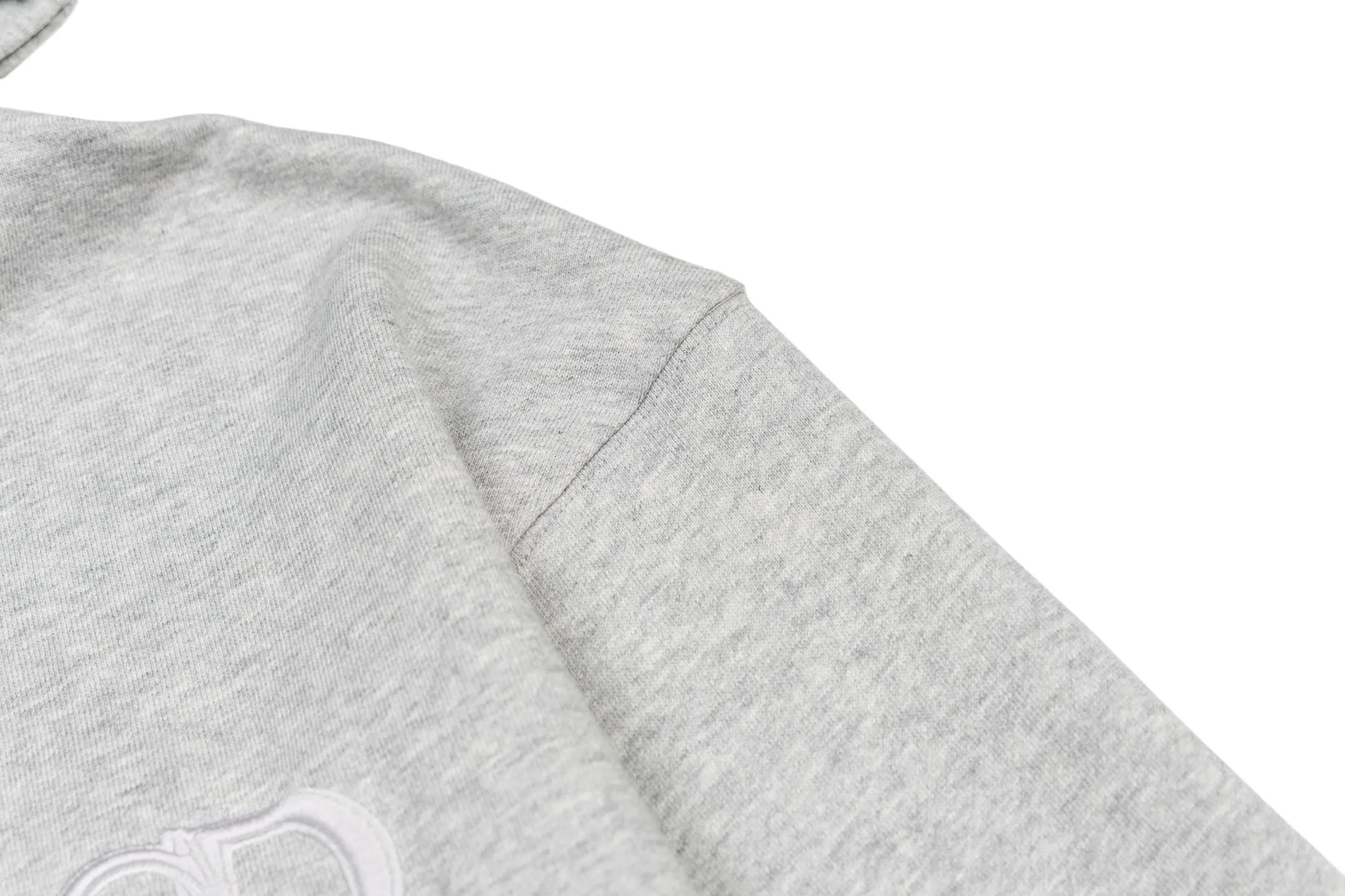 🅿️360 CD logo embroidered hooded sweatshirt (grey). The original product was purchased and developed for 9,800 yuan. The fabric is made of high-quality gray cotton fleece fabric, which is soft and comfortable to the touch. The delicate tonal CD Icon embroidery on the chest is low-key and elegant, highlighting the brand details. The drawstring hood design is paired with metal accessories engraved with the Dior logo to enhance the overall texture. The practical kangaroo pocket on the front is as beautiful as it is practical. Ribbed cuffs and hem ensure comfort while maintaining a structured silhouette. 100% cotton material brings excellent breathability and skin-friendly experience. The regular fit has a neat cut and is easy to match with a variety of bottoms. Exquisite embroidery technology and delicate fabric processing complement each other, reflecting Dior's consistent meticulous workmanship. This sweatshirt is the perfect blend of athleisure and haute couture, making it ideal for everyday style. Size:S-M-L-XL