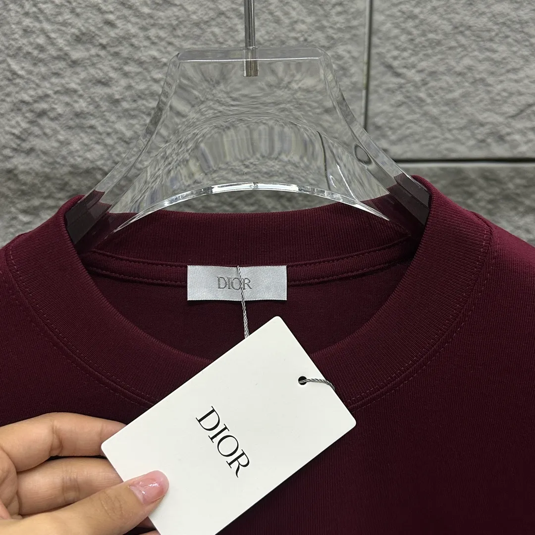 🅿️190 Dio* Dior 2025 spring and summer new style Lily of the Valley letter printing on the back Classic letter embroidery Simple and elegant Customized double yarn plain cotton fabric Short-sleeved T-shirt Unisex Color: Black White Angora Red Size: S (90-130 catties) M (120-150 catties) L (140-165 catties) XL (160-180 pounds) XXL (180-210 pounds)