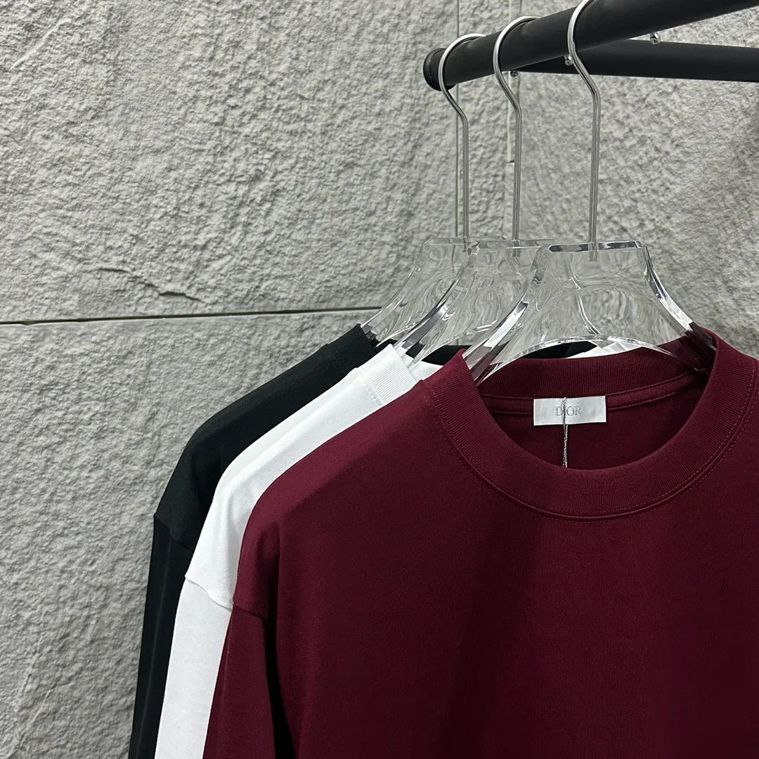 🅿️190 Dio* Dior 2025 spring and summer new style Lily of the Valley letter printing on the back Classic letter embroidery Simple and elegant Customized double yarn plain cotton fabric Short-sleeved T-shirt Unisex Color: Black White Angora Red Size: S (90-130 catties) M (120-150 catties) L (140-165 catties) XL (160-180 pounds) XXL (180-210 pounds)