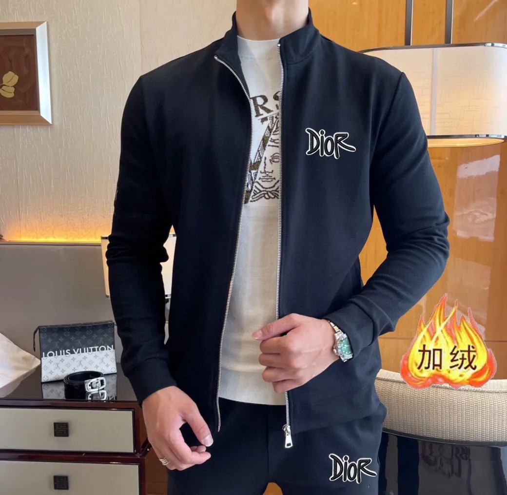 🅿️460 brand [DIOR Dior] (velvet and thickened) 2025 autumn and winter new product, celebrities' favorite fashion-flavored casual suit, clean and neat tailoring, full of urban style. Made of high-quality customized fabrics, the inner warmth is excellent, the hand feels soft and dry, and the upper body effect is crisp and stylish. The three-dimensional cutting process and the pattern are all of high standards, and the silhouette version has the right benefits! It is not tight at all, and you feel good when you put it on. So many top-quality raw materials create high-end products with unparalleled value. It is the first choice for high-end fashion people. (Size: M-4XL can wear up to 200 pounds)