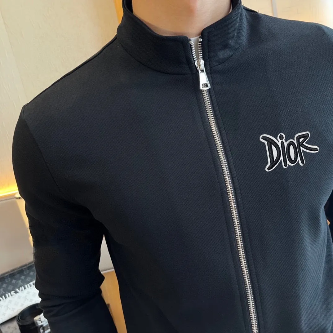🅿️460 brand [DIOR Dior] (velvet and thickened) 2025 autumn and winter new product, celebrities' favorite fashion-flavored casual suit, clean and neat tailoring, full of urban style. Made of high-quality customized fabrics, the inner warmth is excellent, the hand feels soft and dry, and the upper body effect is crisp and stylish. The three-dimensional cutting process and the pattern are all of high standards, and the silhouette version has the right benefits! It is not tight at all, and you feel good when you put it on. So many top-quality raw materials create high-end products with unparalleled value. It is the first choice for high-end fashion people. (Size: M-4XL can wear up to 200 pounds)