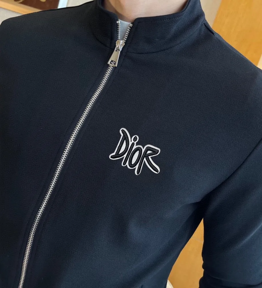 🅿️460 brand [DIOR Dior] (velvet and thickened) 2025 autumn and winter new product, celebrities' favorite fashion-flavored casual suit, clean and neat tailoring, full of urban style. Made of high-quality customized fabrics, the inner warmth is excellent, the hand feels soft and dry, and the upper body effect is crisp and stylish. The three-dimensional cutting process and the pattern are all of high standards, and the silhouette version has the right benefits! It is not tight at all, and you feel good when you put it on. So many top-quality raw materials create high-end products with unparalleled value. It is the first choice for high-end fashion people. (Size: M-4XL can wear up to 200 pounds)