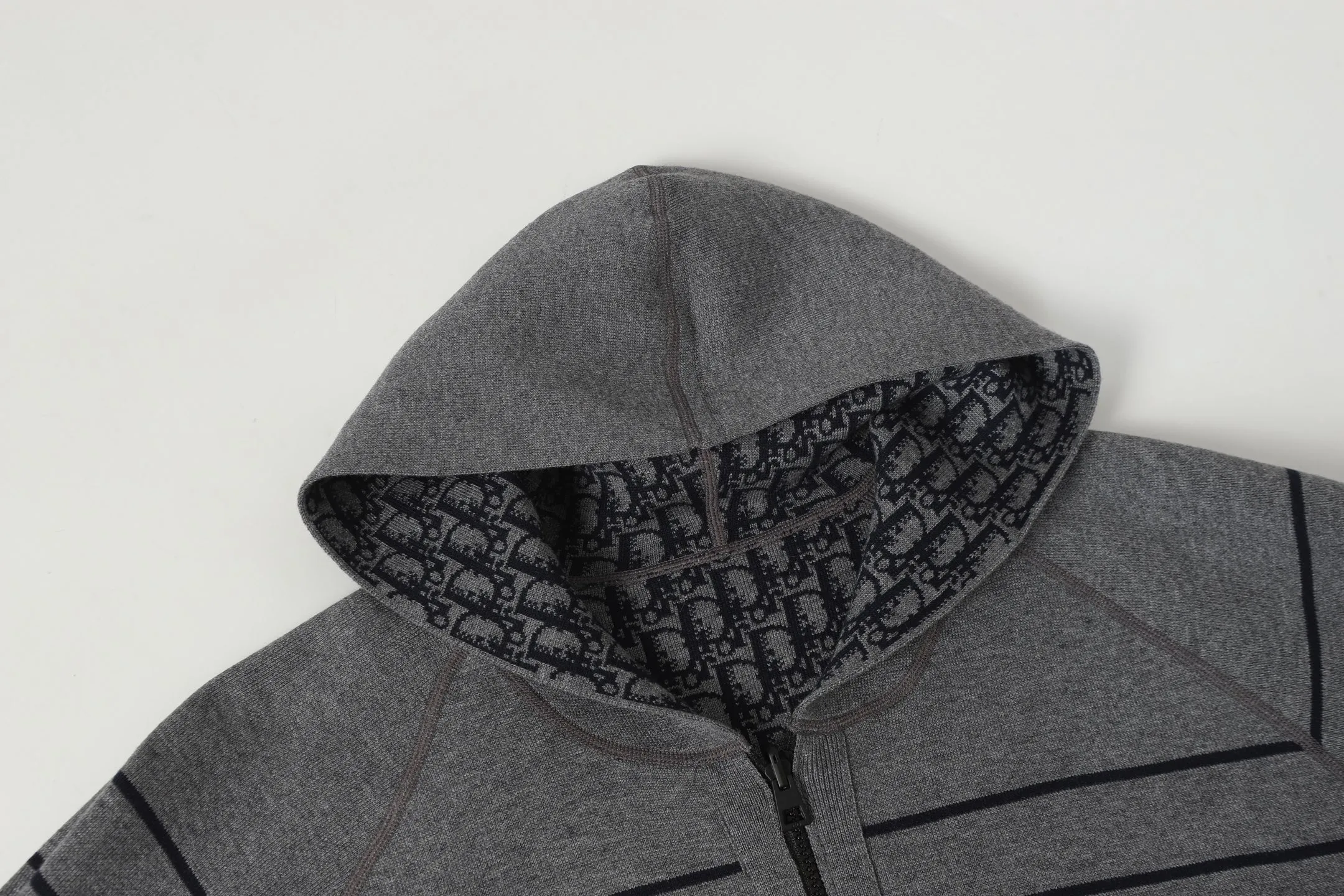 🅿️540 DIOR/Dior double-sided jacquard cashmere knitted hood (grey) was originally purchased and developed for 22,337 yuan. The fabric is made of cashmere blended knitted fabric, which is soft and comfortable. It features a zip closure at the front and subtle ribbed trimming at the cuffs and hem. The reversible design features a solid blue hue on one side and the brand's signature Oblique pattern on the other, with Cistian strap detailing on the back. The unlined cut ensures a light and effortless fit, while the slim fit creates an elegant silhouette. The entire piece has exquisite craftsmanship, double-sided knitting technology enables reversible wear, and ribbed edges enhance the three-dimensional effect. Dry cleaning and maintenance are recommended to maintain the delicate texture of cashmere fabrics. This piece is both casual and fashionable, and can be easily matched with all kinds of clothing, showing the brand's exquisite craftsmanship and classic aesthetics. Color: Navy Gray Light Gray Size: S M L